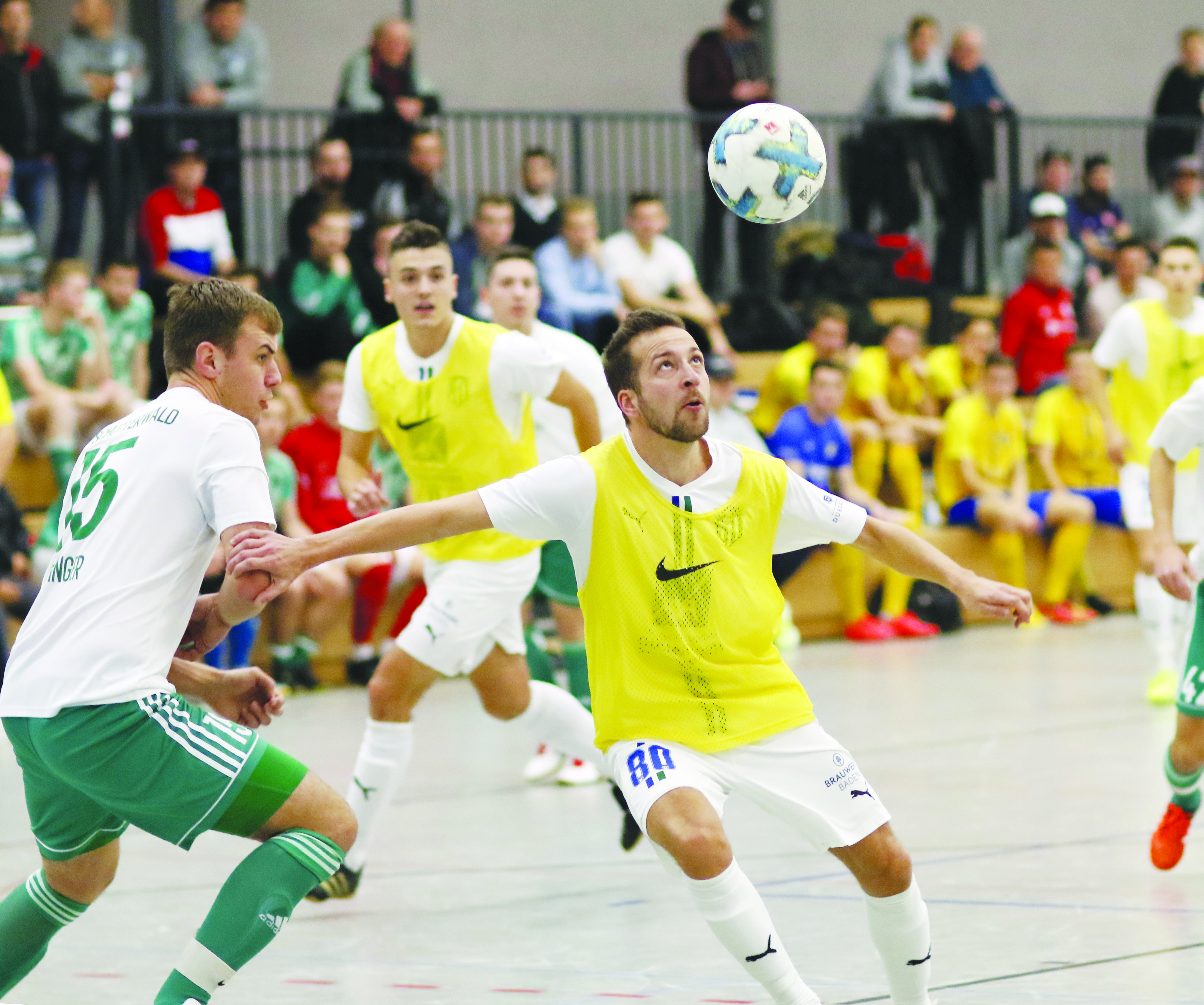Die Spieler des SC Durbachtal (gelbes Trikot) hatten den Ball die ganze Zeit voll im Fokus.