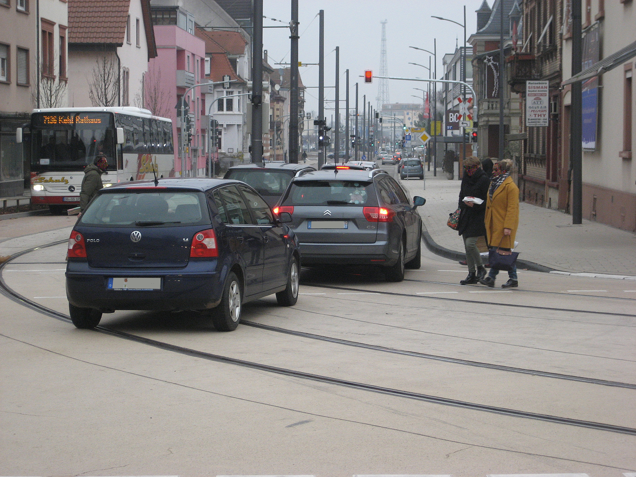 Nichts geht mehr in Kehl an der Kreuzung Großherzog-Friedrich- und Hauptstraße: Durch in die Kreuzung einfahrende Fahrzeuge sind die Gleise blockiert, auch der Stadtbus kommt nicht weiter.