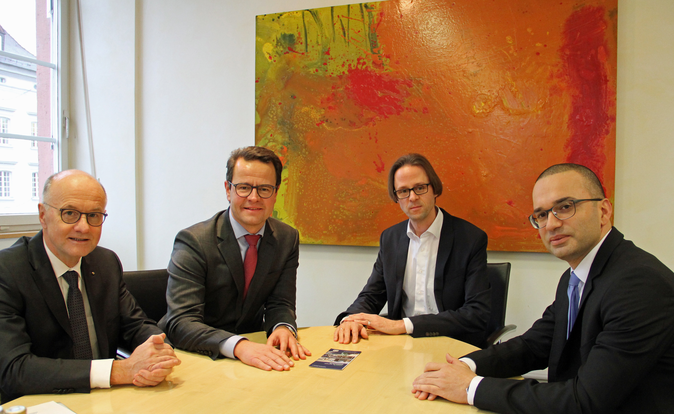 Vorstellung des Forschungsprojekts „H2Bus“ im Rathaus: (v. l. n. r.) Hochschulrektor Prof. Winfried Lieber, Offenburgs Oberbürgermeister Marco Steffens, Prof. Wolfgang Bessler, Institut für Energiesystemtechnik der Hochschule Offenburg, Hochschulkanzler Dr. Bülent Tarkan