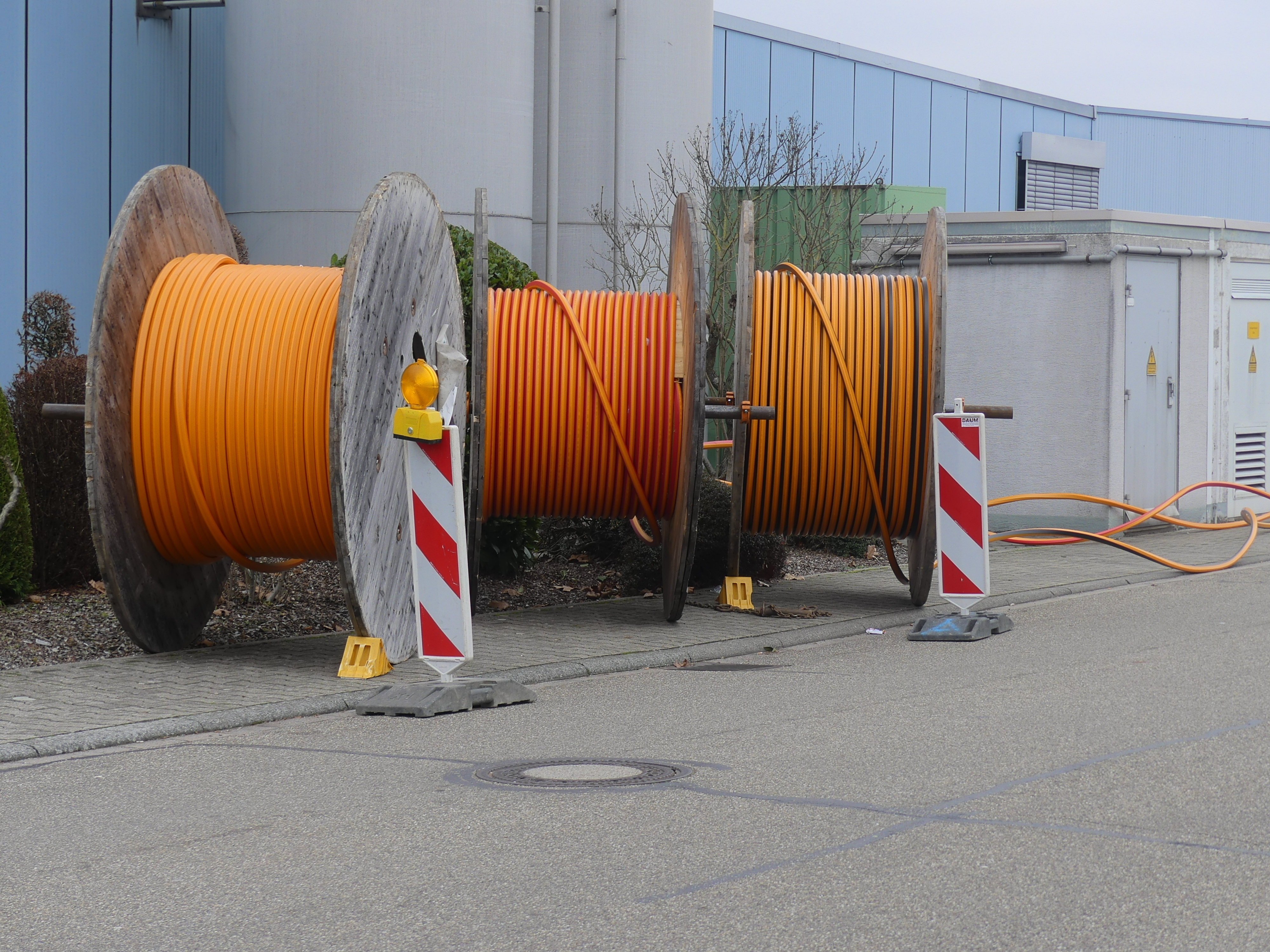 Rollen mit Leerrohren, in die später im Freistetter Industriegebiet das Glasfaserkabel gezogen wird.