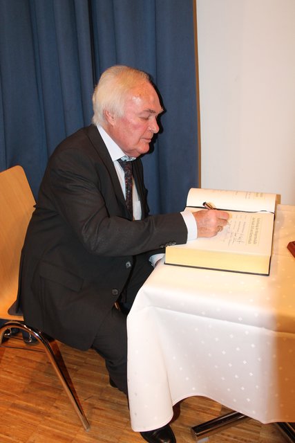 Heinz Scherzinger beim Eintrag in das goldene Buch | Foto: ag