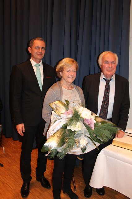 Bürgermeister Heinz Pfundstein (links), Heinz Scherzinger und Partnerin Elfriede Reiner | Foto: ag