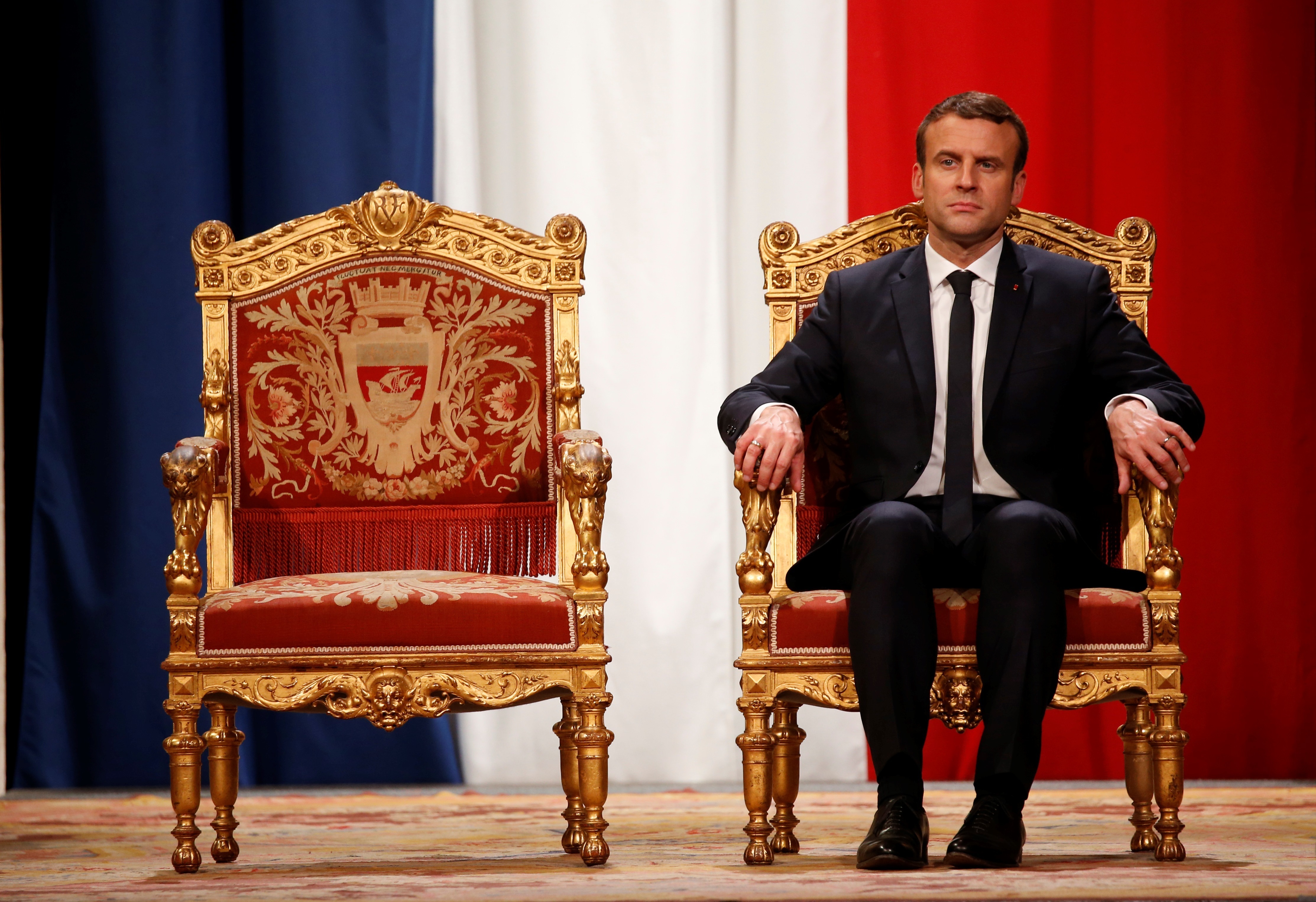 Emmanuel Macron nach seiner Amtseinführung 2017: Das Bild zeigt, wie wichtig der klassische Thronsessel für die Inszenierung der Politik bis heute ist.