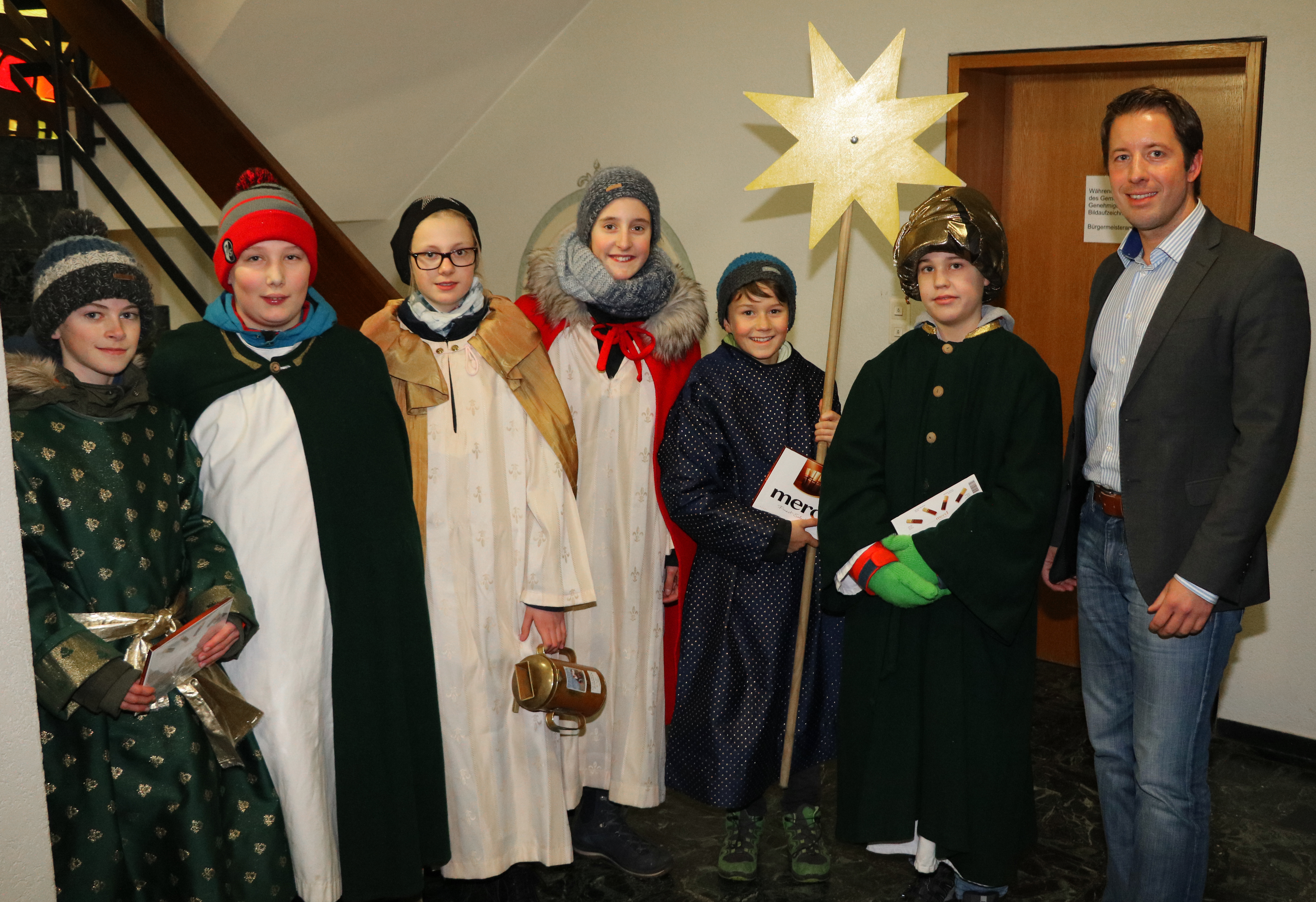 Die Appenweierer Sternsinger mit Bürgermeister Manuel Tabor