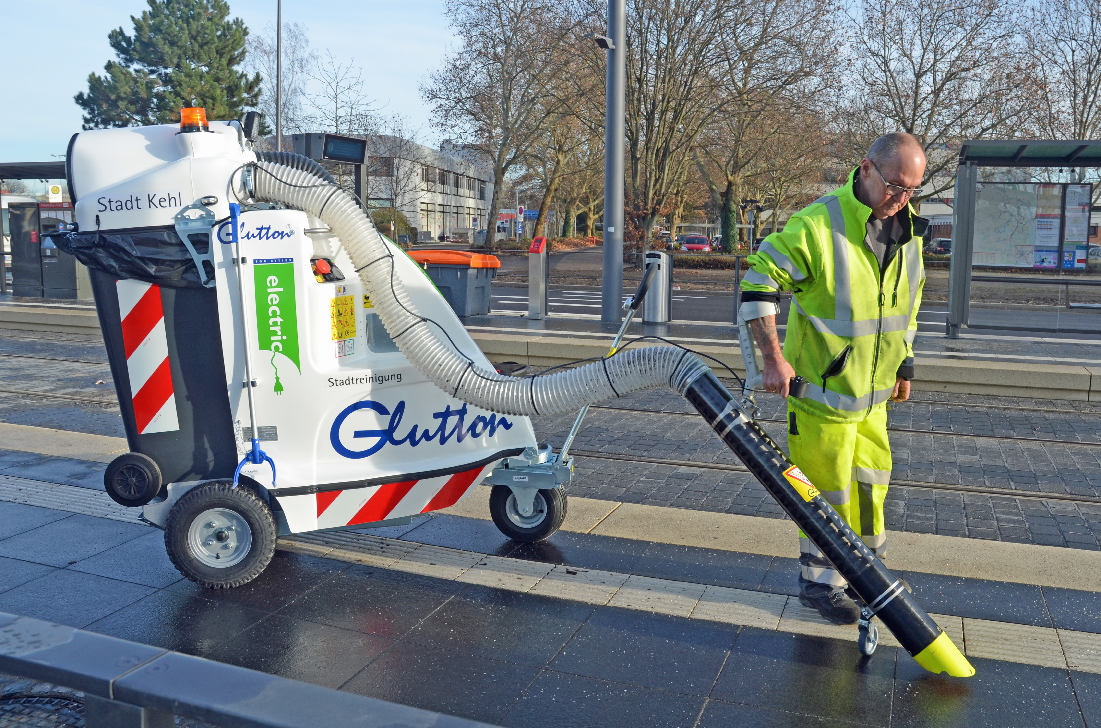 Mitarbeiter des städtischen Betriebshofs setzen den neuen Stadtmüllsauger bereits ein.