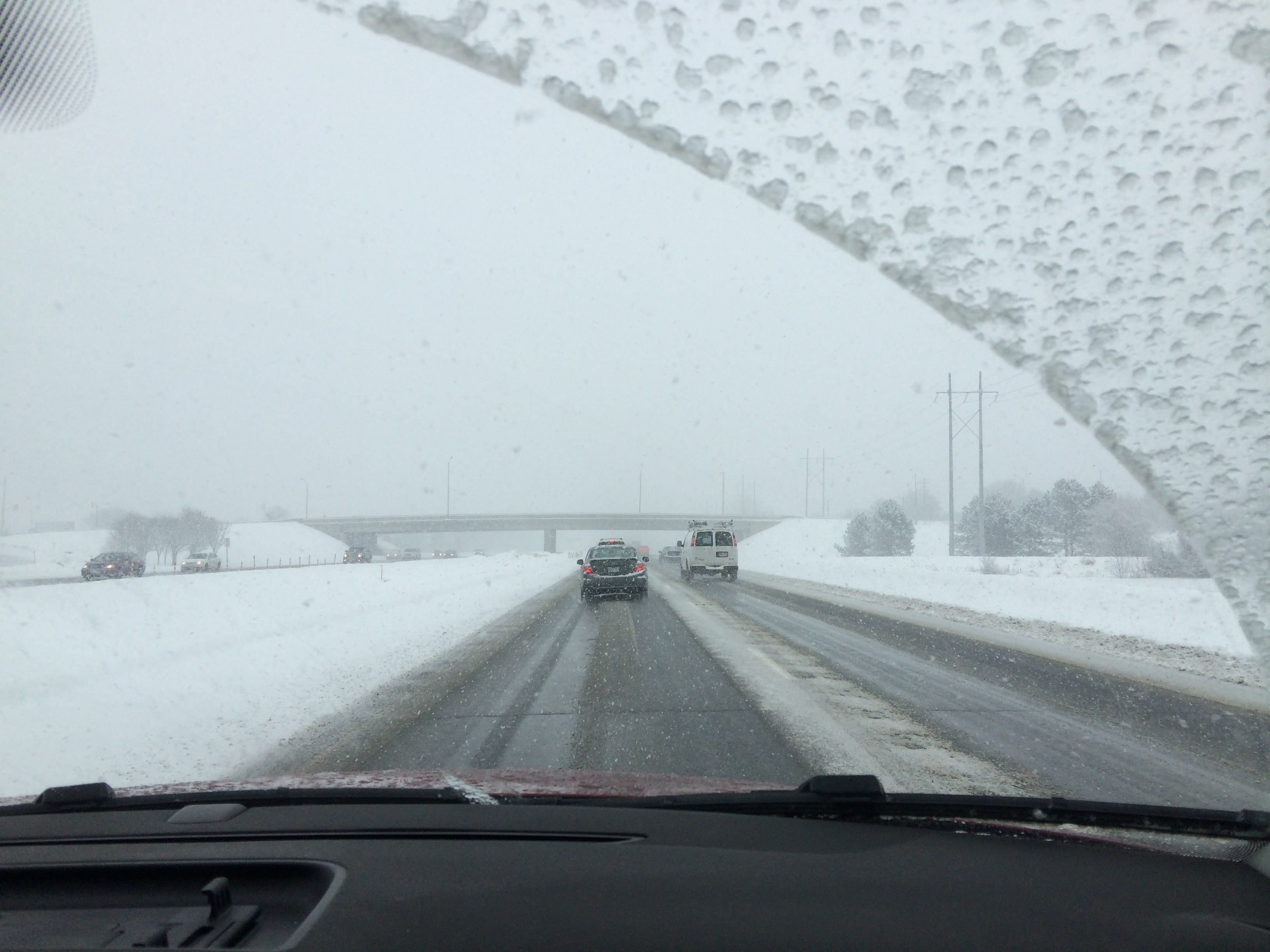 Abstand halten zum Vordermann ist vor allen Dingen bei Schneeglätte wichtig.