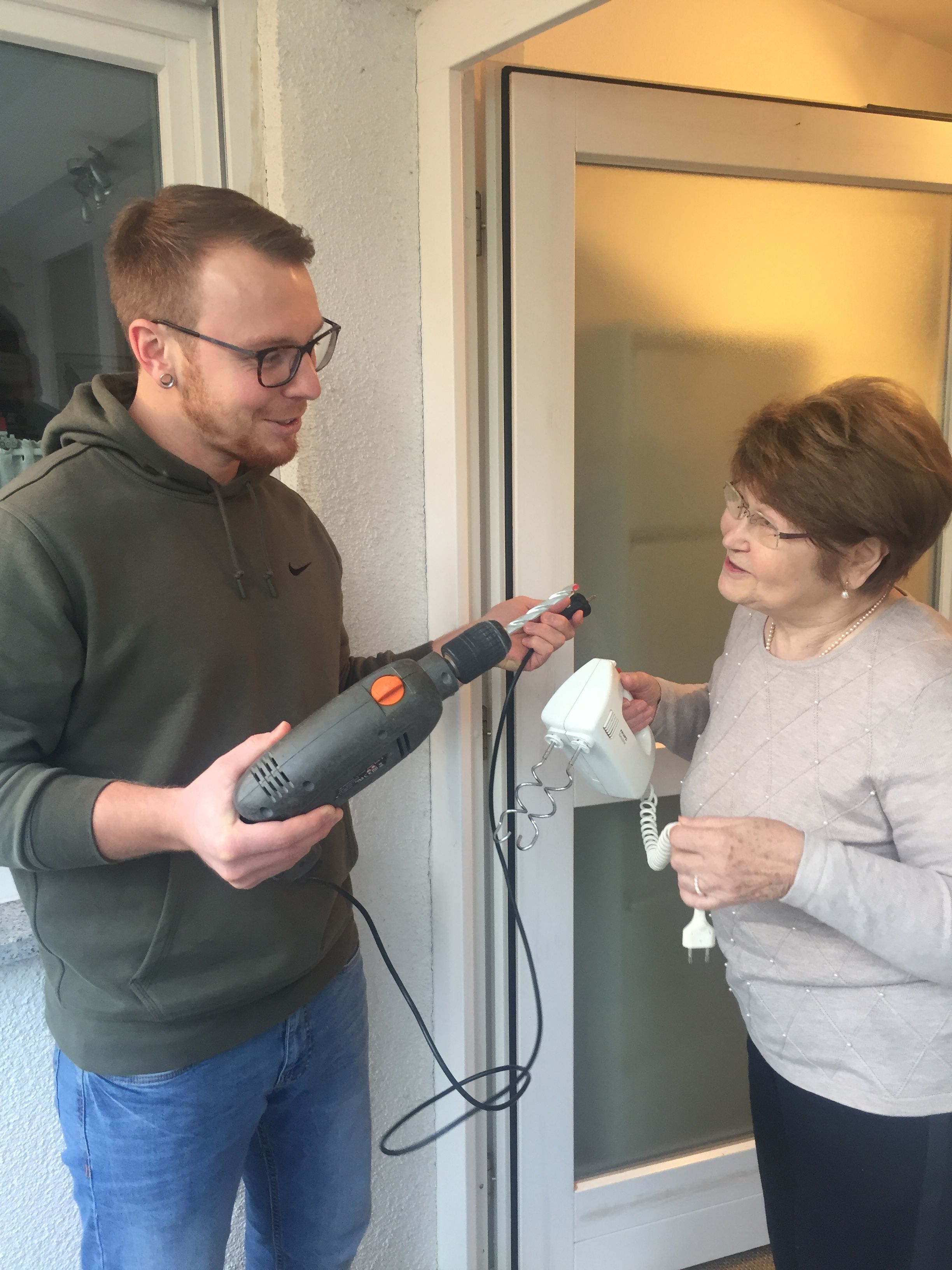 Nachbarn helfen sich mit Geräten gegenseitig aus .
