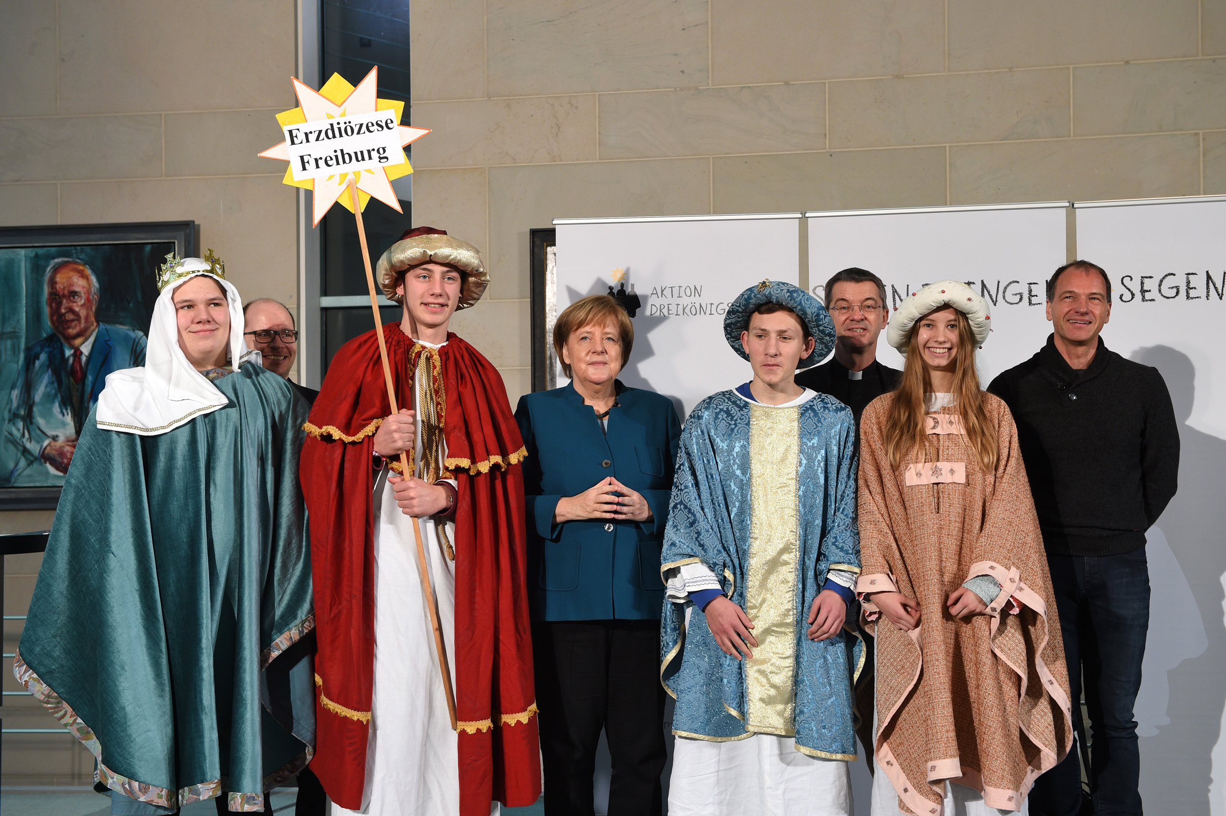 Die Sternsinger Hannah (17), Elias (16), Leon (15) und Paul (15) sowie Begleiter Lothar Johannes Beyer aus der Gemeinde Herz Jesu in Kehl-Kork vertraten das Erzbistum Freiburg am Montag beim Sternsinger-Empfang von Bundeskanzlerin Angela Merkel zur 61. Aktion Dreikönigssingen.