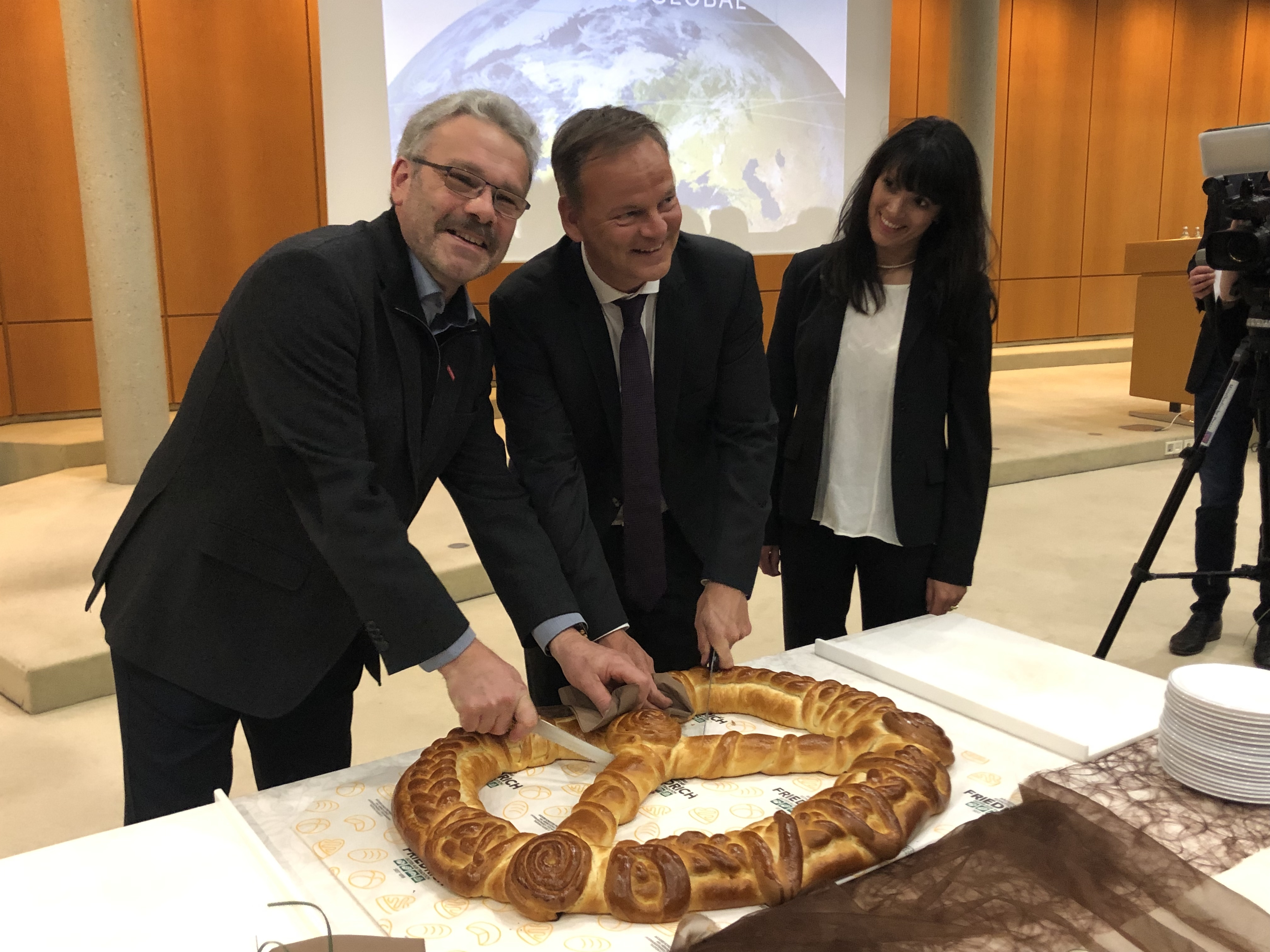 Übergabe der Neujahrsbrezel durch den Vorsitzenden und Obermeister der Bäckerinnung Ortenau Heinrich Schulz (l.) an Landrat Frank Scherer (r.), neben ihm Ehefrau Dr. Evgeniya Scherer