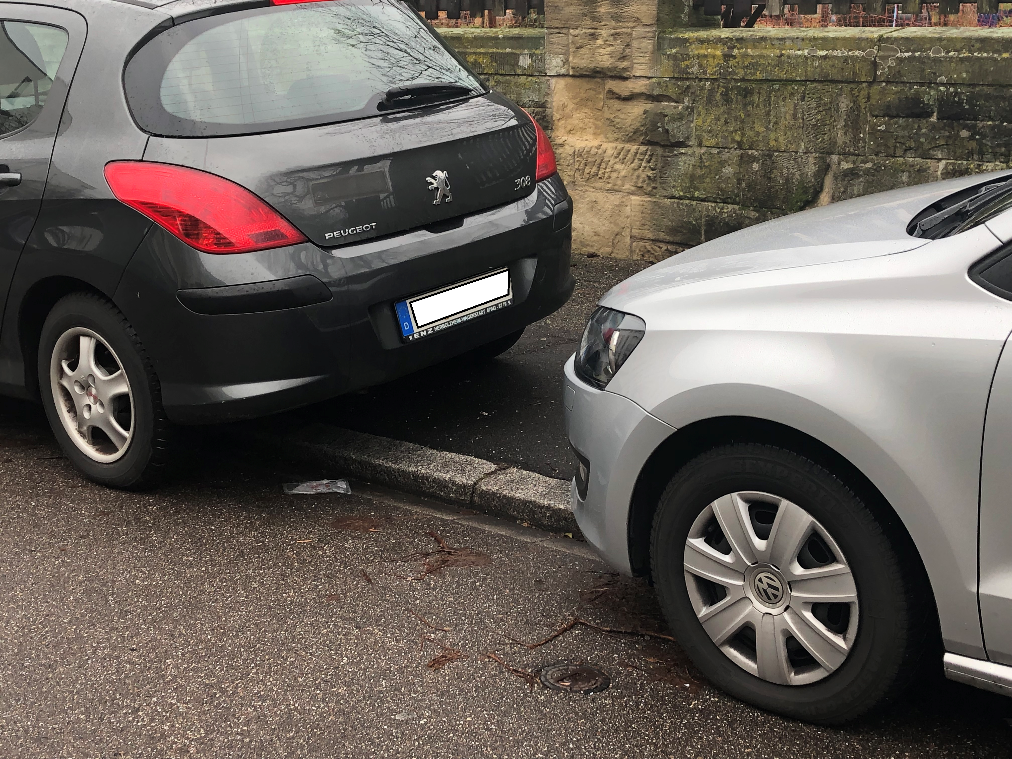 Parken auf dem Gehweg ist nur innerhalb entsprechender Markierungen erlaubt.