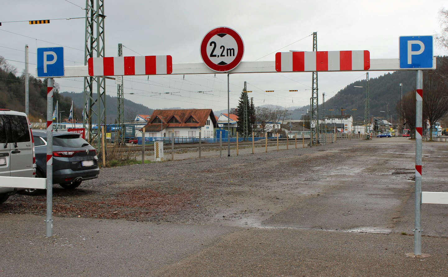 Noch ist der Pendlerparkplatz an der Bahn leer. Foto: Schwendemann