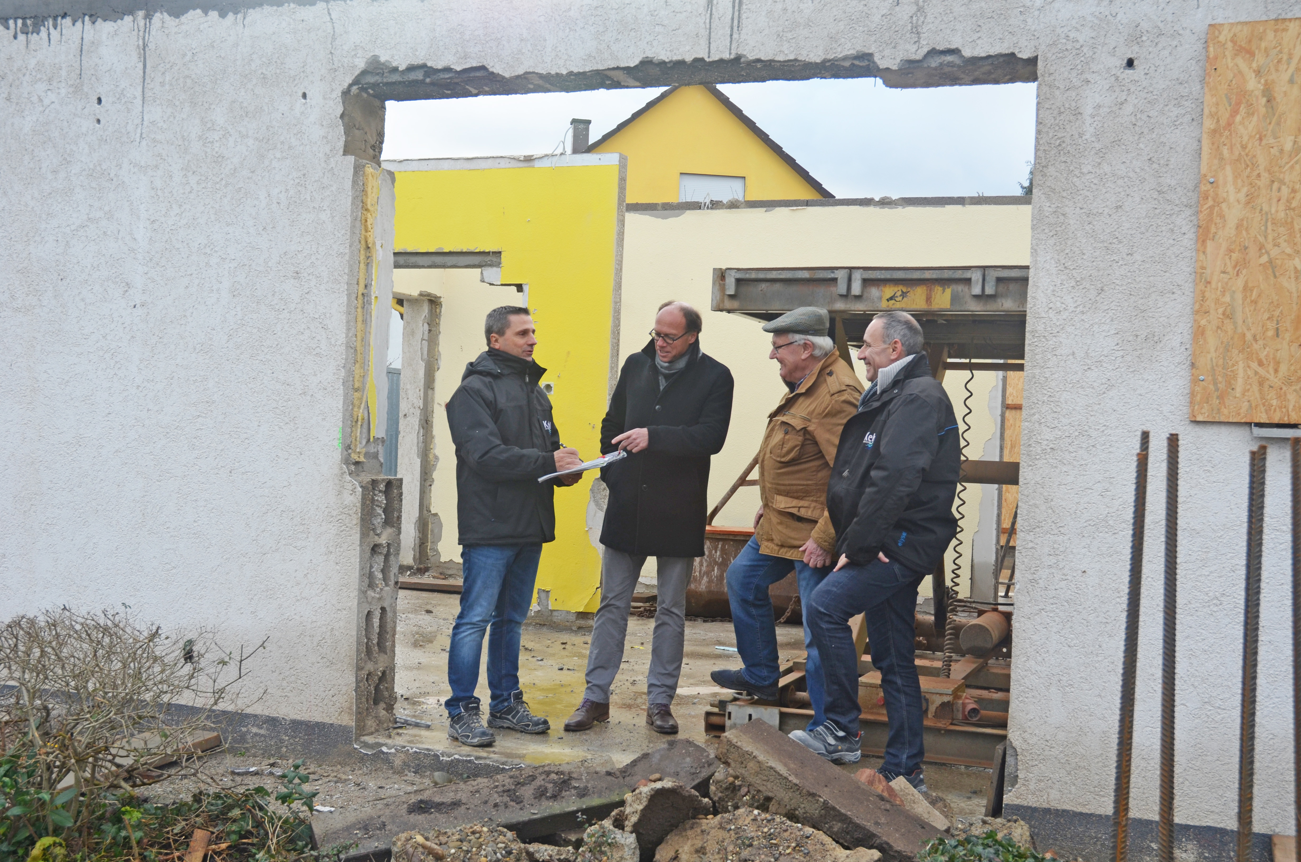 Der Leiter des städtischen Gebäudemanagements Michael Heitzmann begutachtet gemeinsam mit Baubürgermeister Harald Krapp, Ortsvorsteher Heinz Speck und dem städtischen Architekten und Bauleiter Marcello del Giudice den Fortschritt der Rohbauarbeiten am Zierolshofener Kindergarten (v. l.).