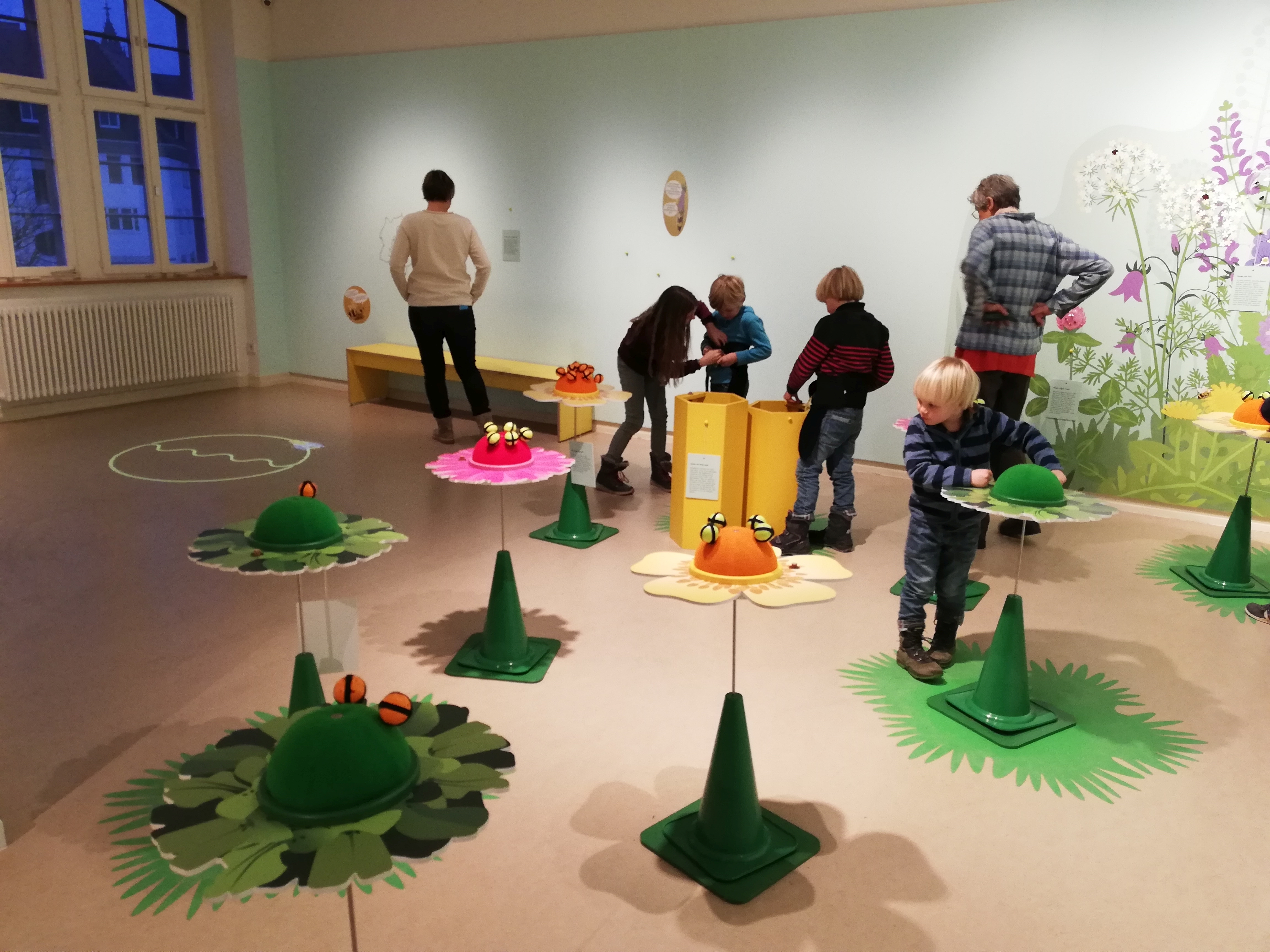 Viele Mitmach-Stationen warten auf die Besucher der Ausstellung "Mensch Biene!".