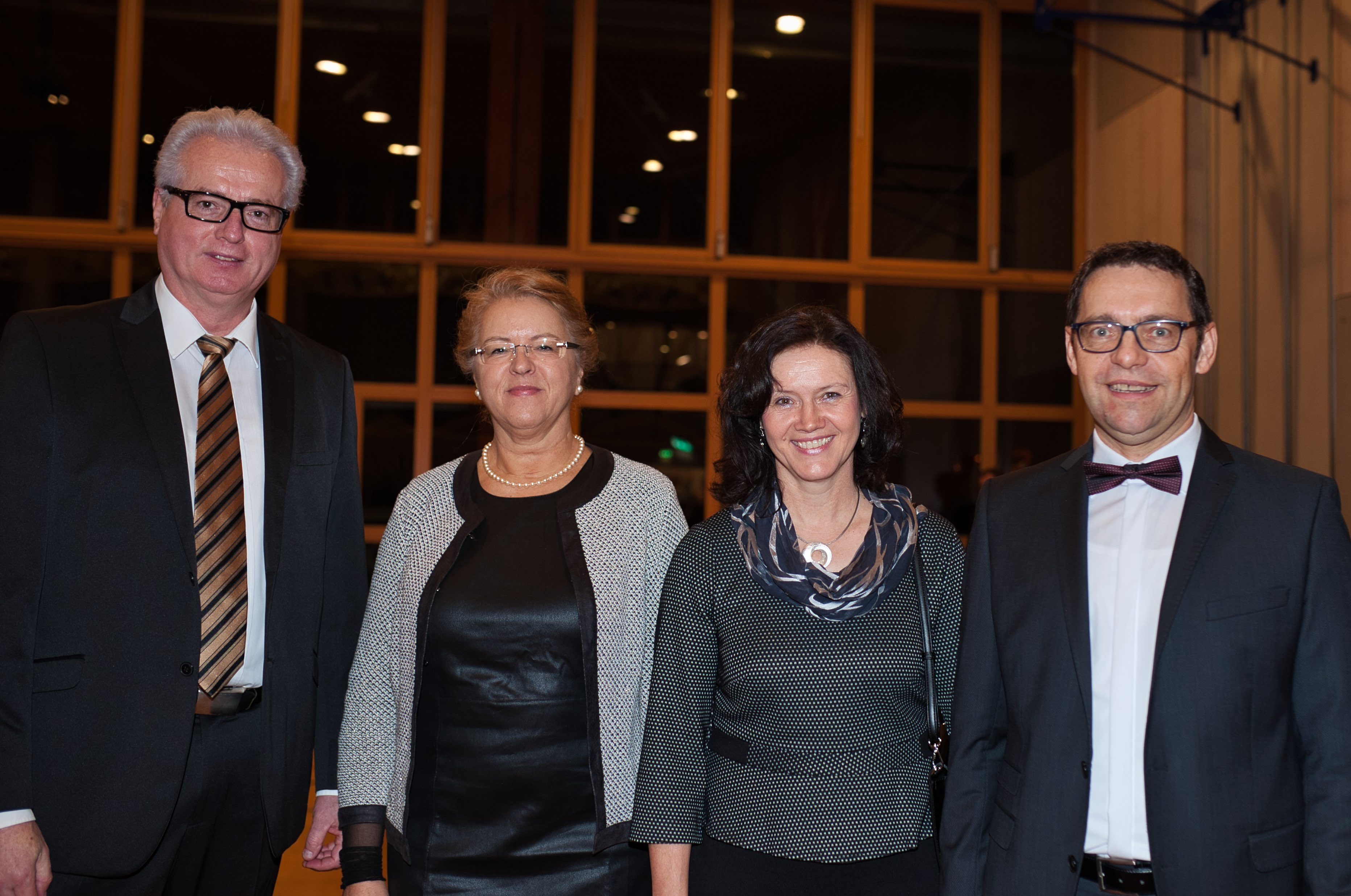 Begrüßten in der Schlossfeldhalle 600 Gäste (v. l.): Bürgermeister Dietmar Stiefel mit Gattin Angelika sowie Roswitha und Klaus Muttach, Oberbürgermeister der Stadt Achern