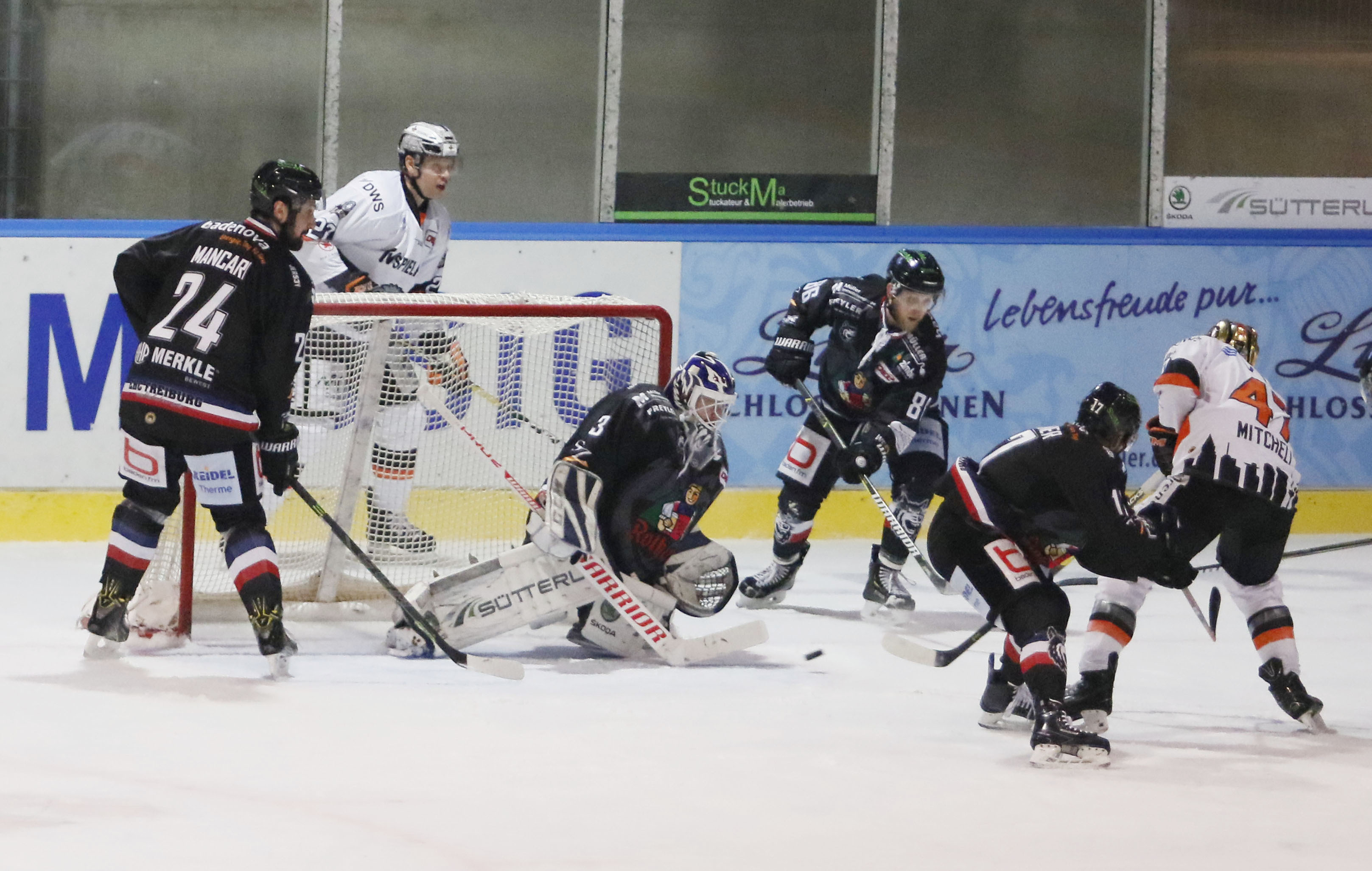 Die Defensive des EHC Freiburg (schwarzes Trikot) hatte in Grimmtischau Schwerstarbeit zu verrichten.