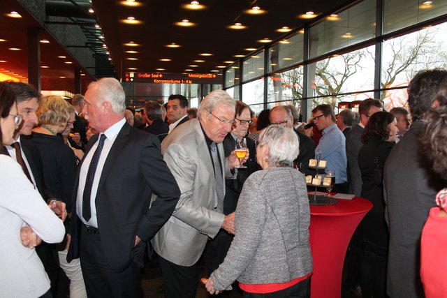 Treffpunkt Foyer nach dem offiziellen Teil | Foto: gro