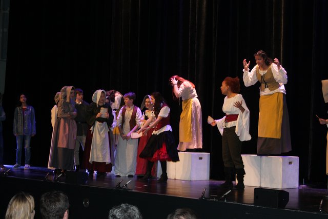 Großen Applaus erhielten die Schüler des Grimmelshausen-Gymnasiums für die Szenen aus dem Stück "Gutenbergs Traum - Die Vernetzung der Welt". | Foto: gro