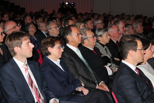 Neben Bürgermeister Martin Holschuh aus Schutterwald saßen die drei Alt-OB: Edith Schreiner, Dr. Wolgang Bruder und Dr. Martin Grüber (v. l.) | Foto: gro