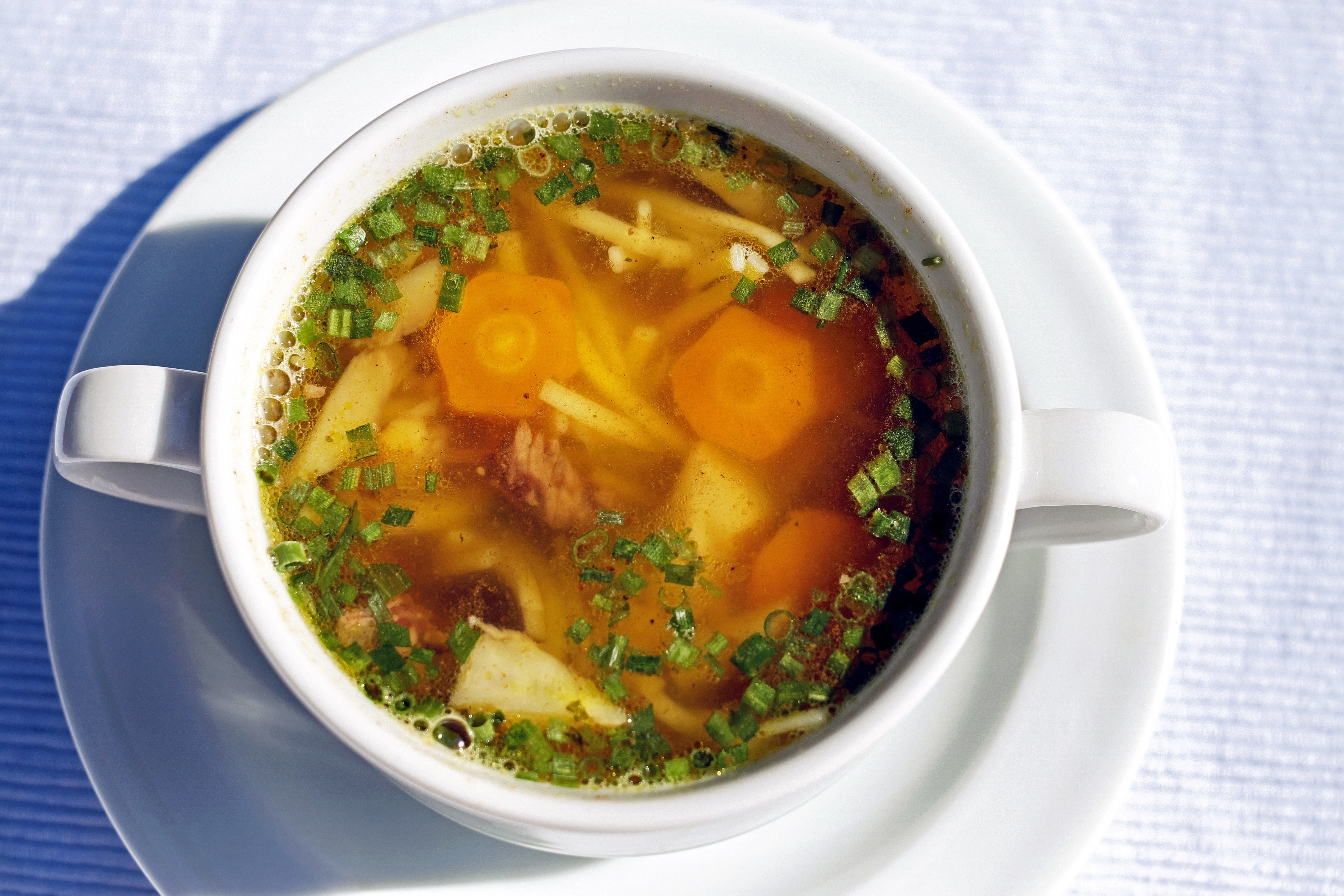 So einfach und so gut: Eine klare Suppe mit Gemüseeinlage ist beliebt.