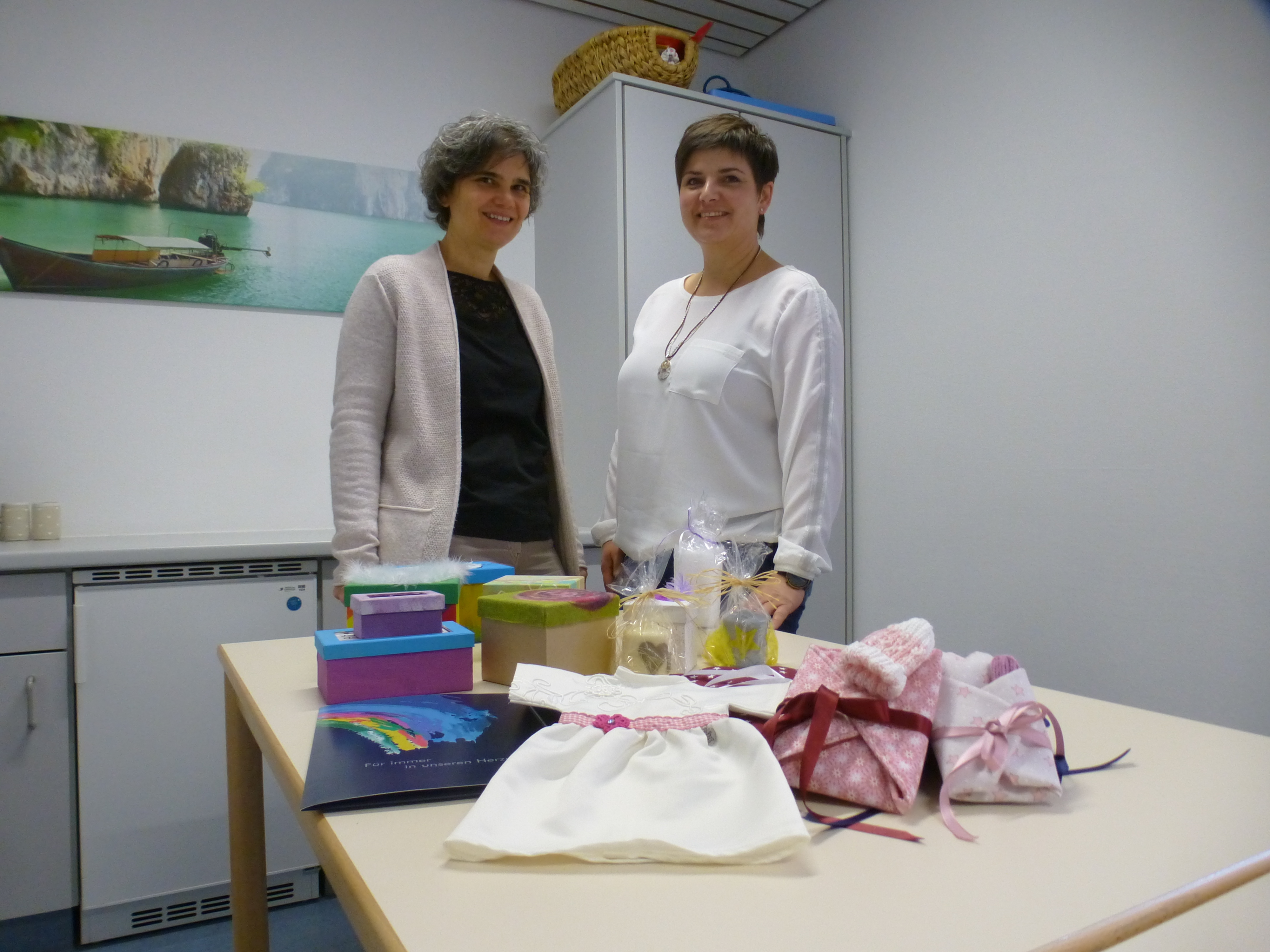 Ingrid Vogt (l.), leitende Hebamme am Ortenau Klinikum in Offenburg, und ihre Kollegin Verena Männle zeigen die liebevoll gestalteten Schachteln und Einschlagtücher für Sternenkinder.