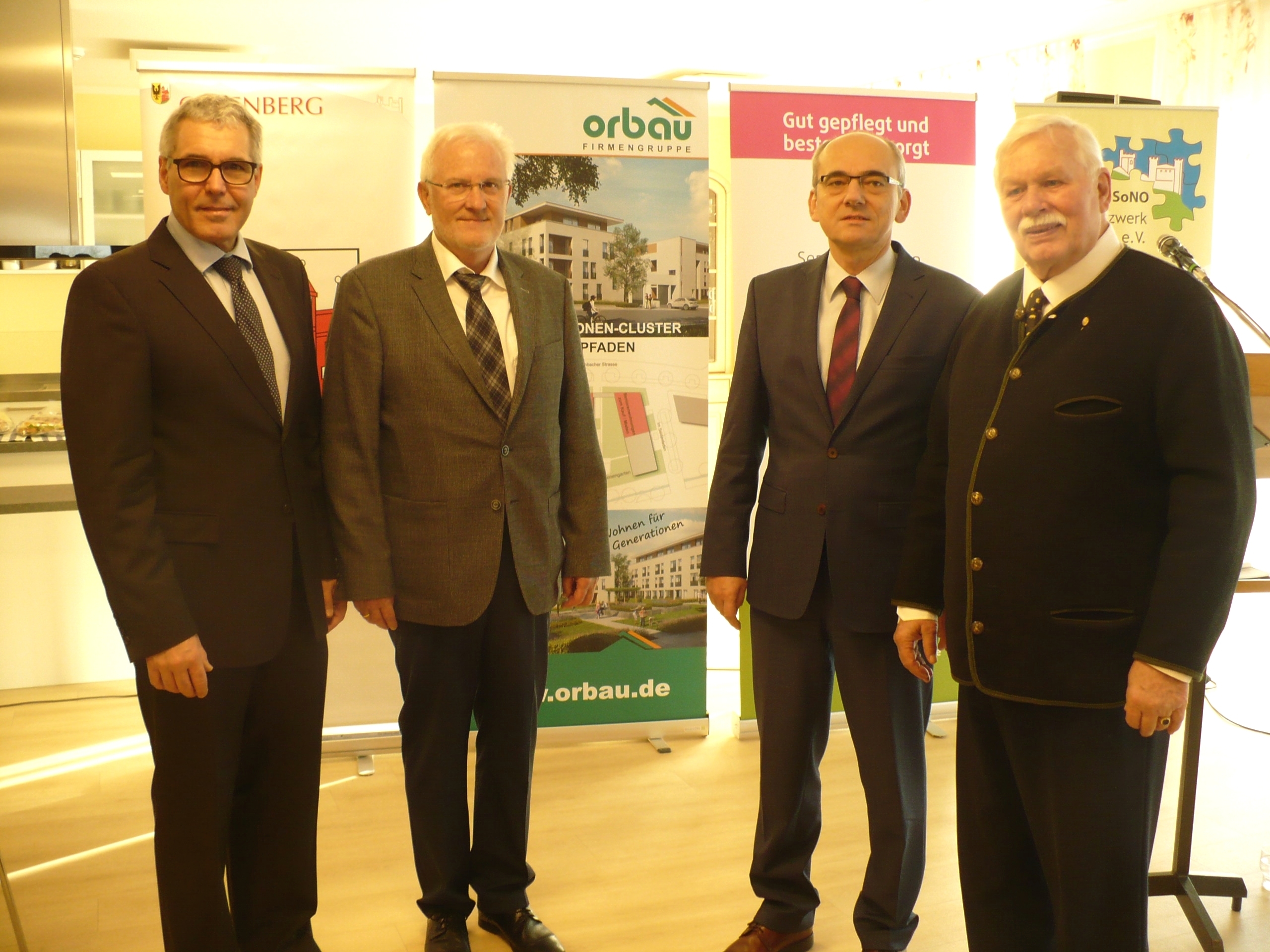 Bürgermeister Markus Vollmer, Burkhard Isenmann, Orbau, Peter Reimer, Winkelwaldklinik und Gerhard von Ascheraden, Soziales Netzwerk "SoNO" (v. l.)