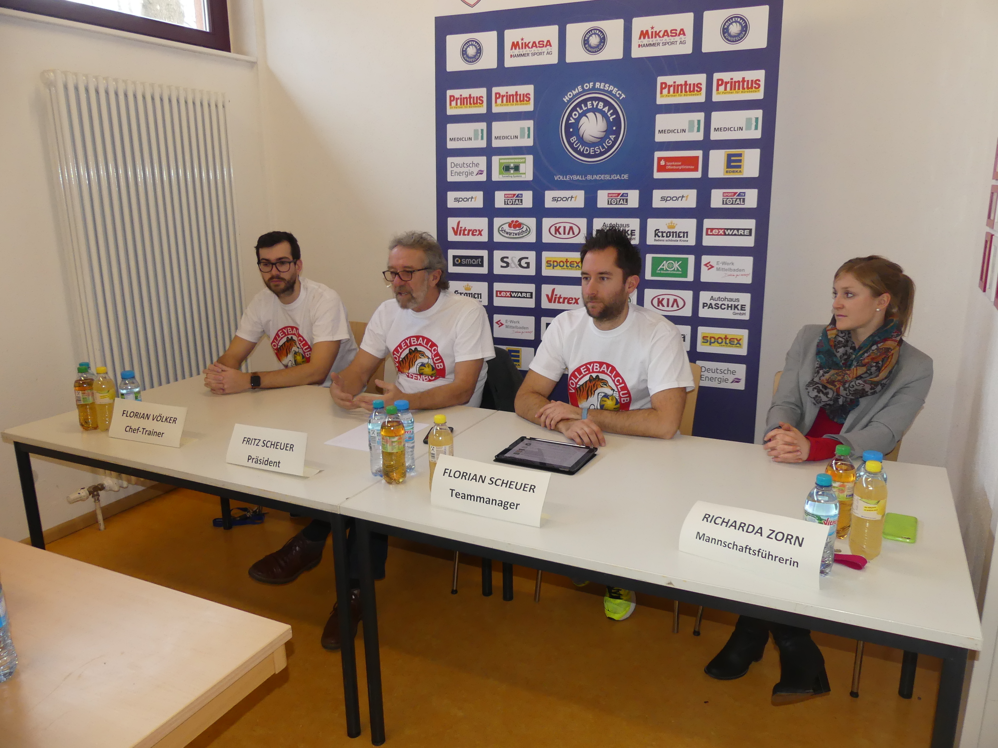 Trainer Florian Völker, VCO-Präsident Fritz Scheuer, Teammanager Florian Scheuer und Mannschaftsfürhrerin Richarda Zorn (v. l.) gaben bekannt, dass die Damenmannschaft in der nächsten Saison nur noch drittklassig spielen wird.
