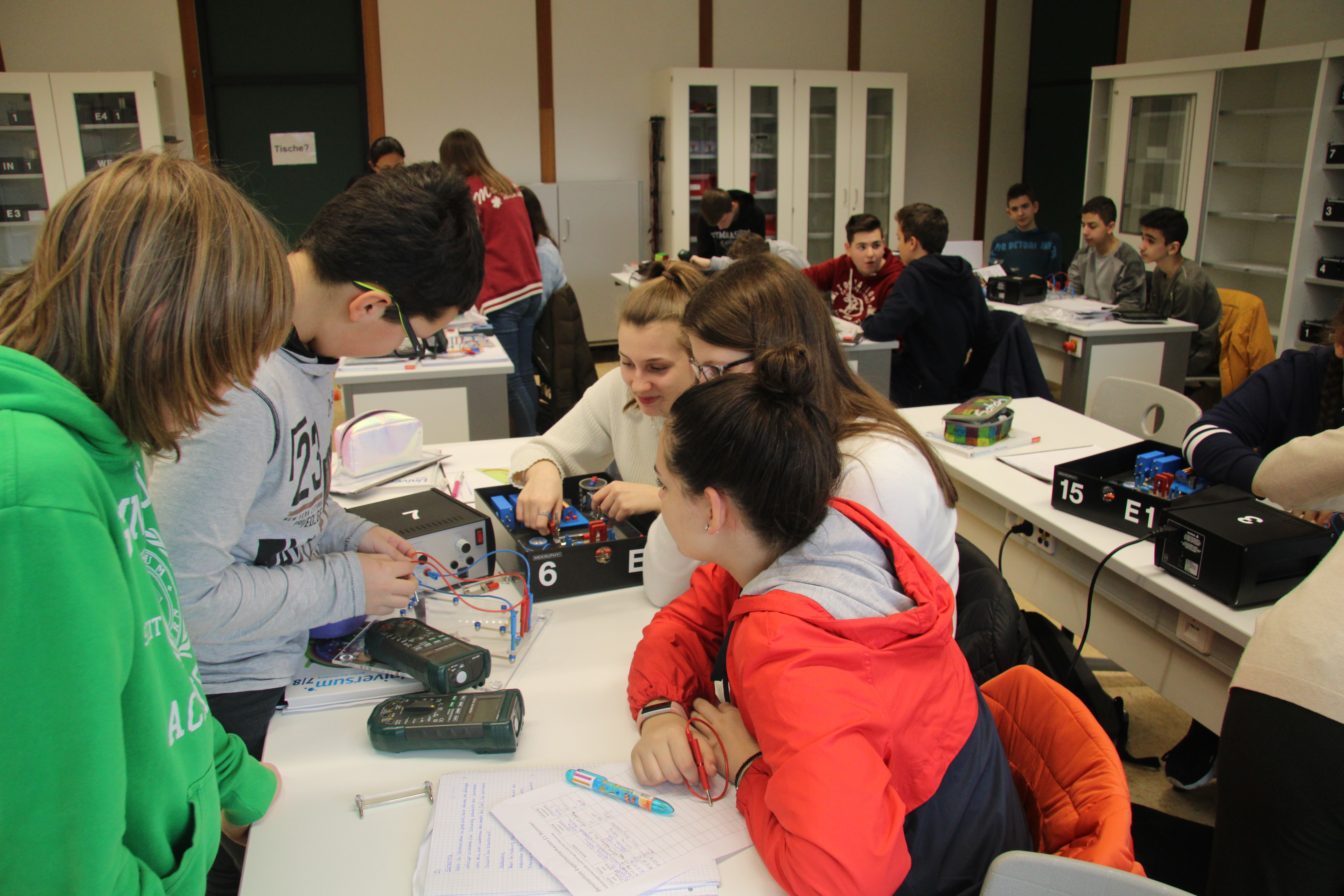 Den Schülern am Gymnasium Achern gefallen ihre neuen Physikräume: Eigene Messergebnisse zu diskutieren ist spannender als fertige Fakten zu pauken.