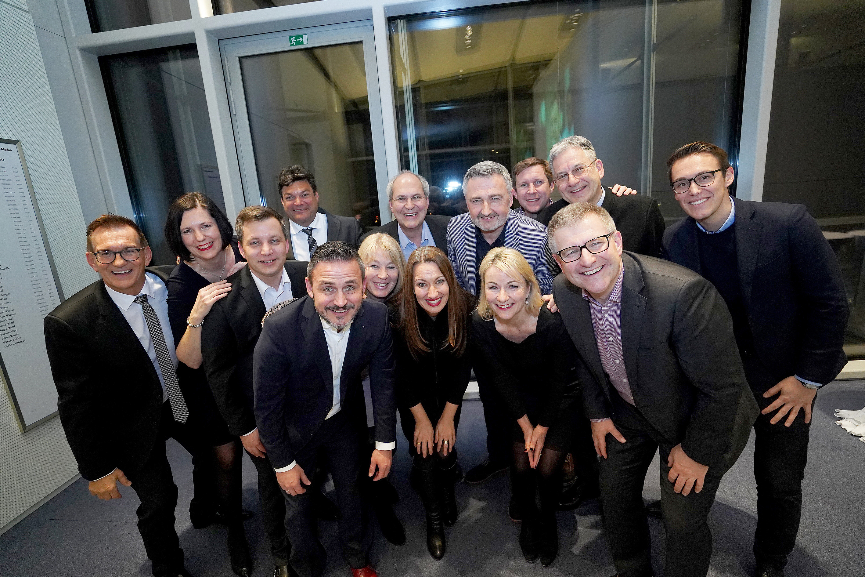 Der neu gewählte Vorstand und Beirat: Duschan Gert, Sandra Wörner, Florian, Schneider, Rafael Yupanqui, Heike Discher, Anja Bürkle, Elisabeth Herzog, Rainer Waltersbacher (1. Reihe von l.) sowie
Martin Mildenberger, Matthias L. Fischer, Dr. Walter Kuny, Maik Förster, Dirk Knop, Simon Gisler (2. Reihe von l.)