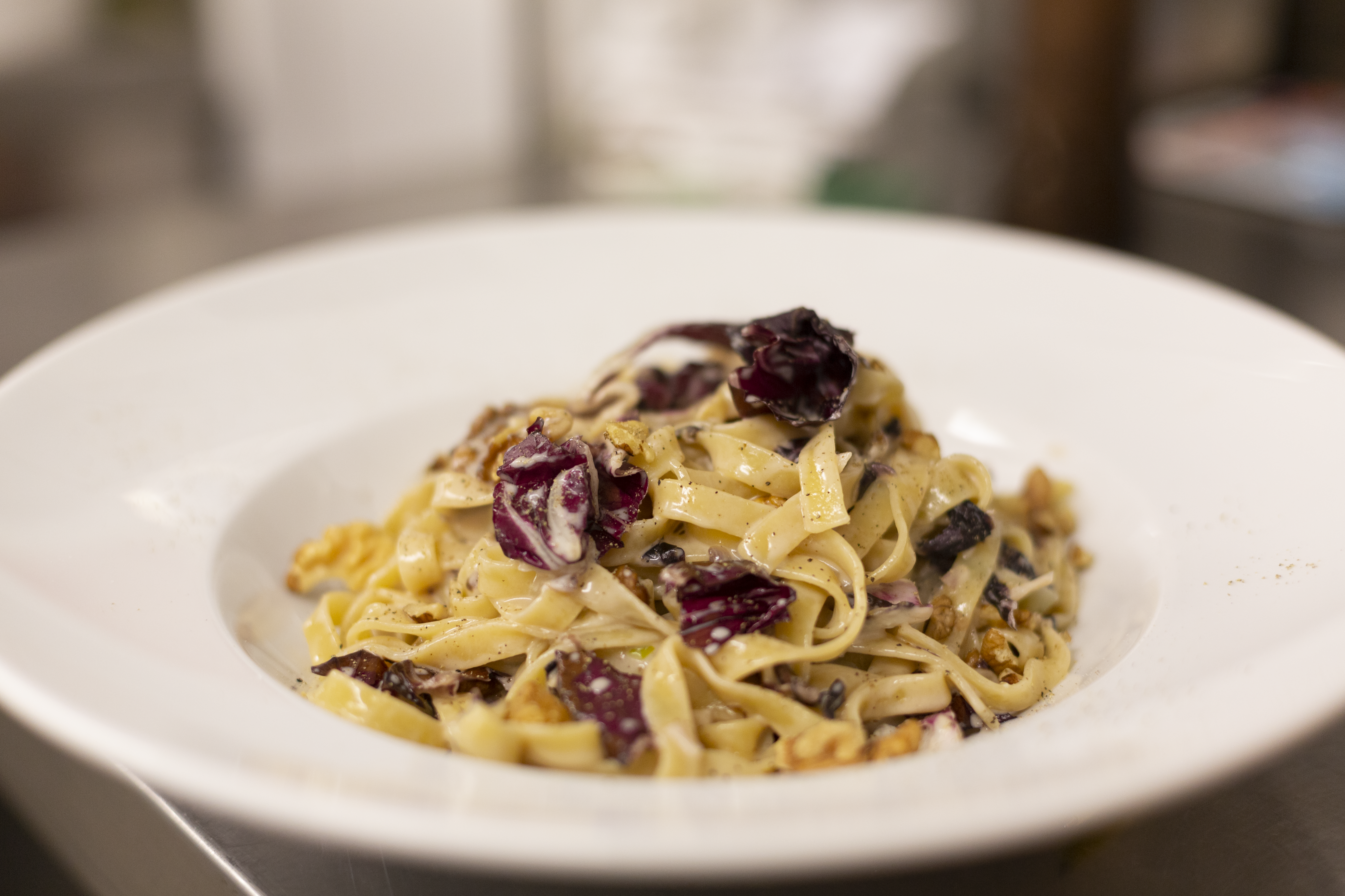 Frische Tagliatelle mit Radicchio und Gorgonzola – schmeckt so lecker, wie es aussieht.