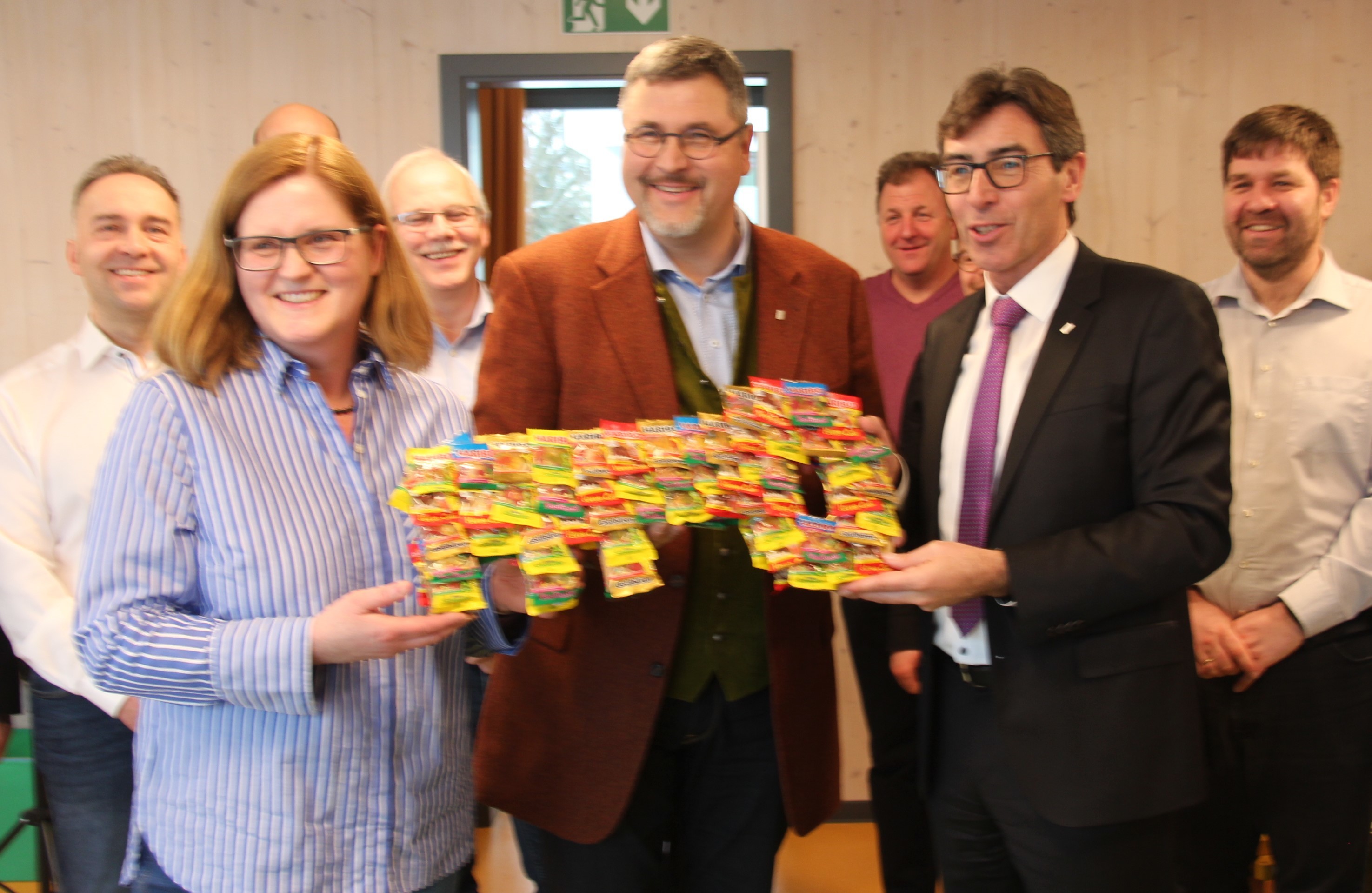 Die Übergabe eines kindgerechten Schlüssels (v. l.): Kindergartenleiterin Birgit Härle-Lanoë, Architekt Daniel Schäfer und Bürgermeister Bernd Siefermann
