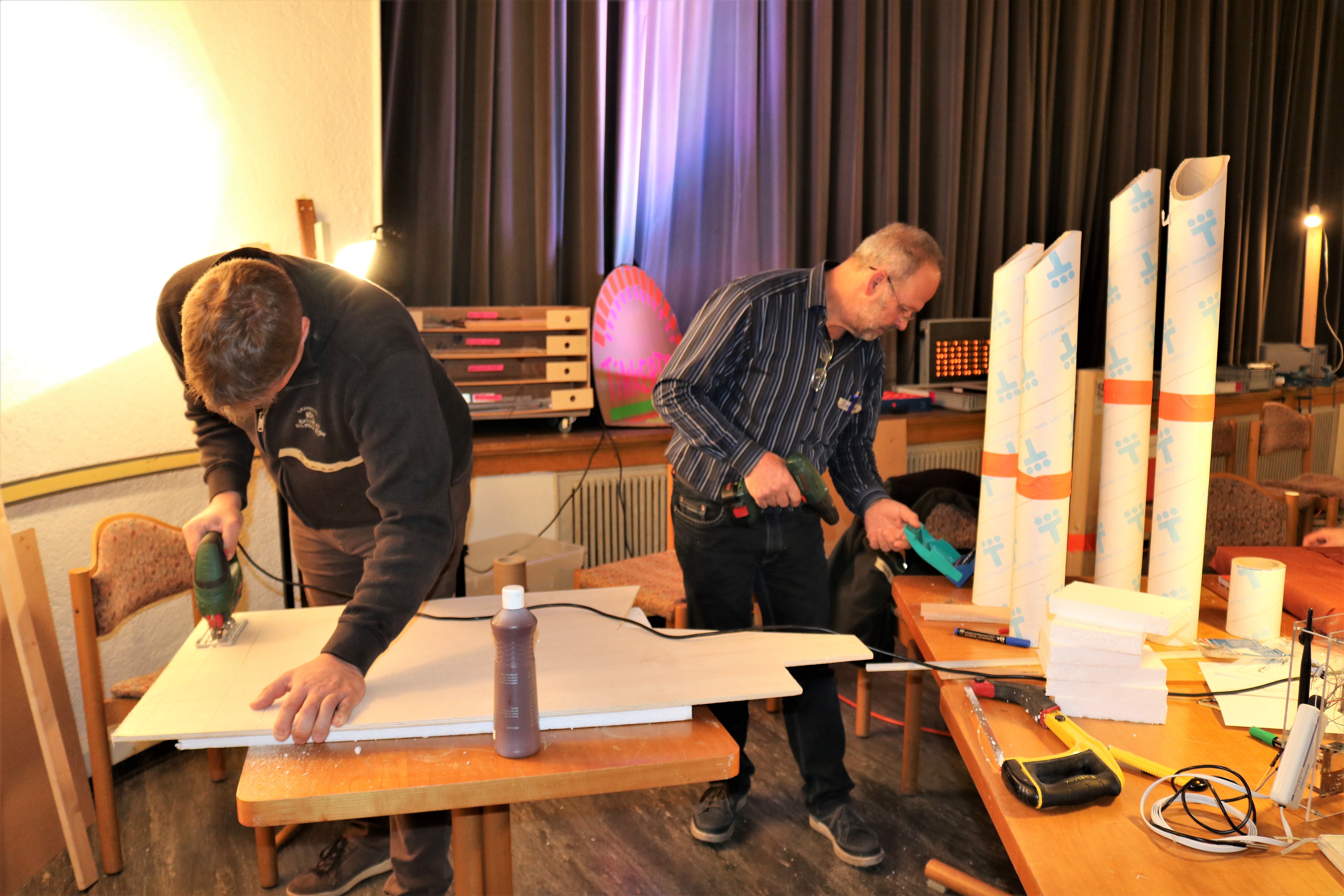 Workshopteilnehmer aus der Gruppe Forst und Tourismus beim Konstruieren eines Prototyps zum Thema Wegemeldungen.