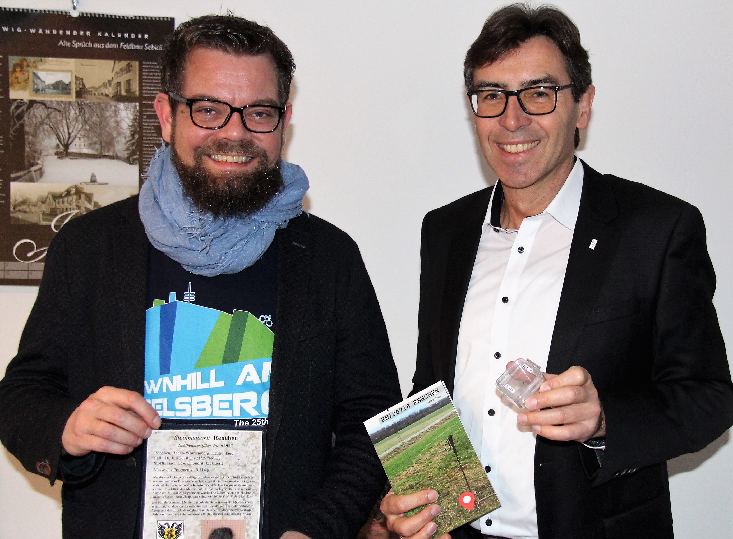 In einem Büchlein überreichte Meteoritenjäger und Hobby-Archäologe Markus Paul (l.) Infos und Bilder zum Meteoritenfall über Renchen an Bürgermeister Bernd Siefermann (r.).