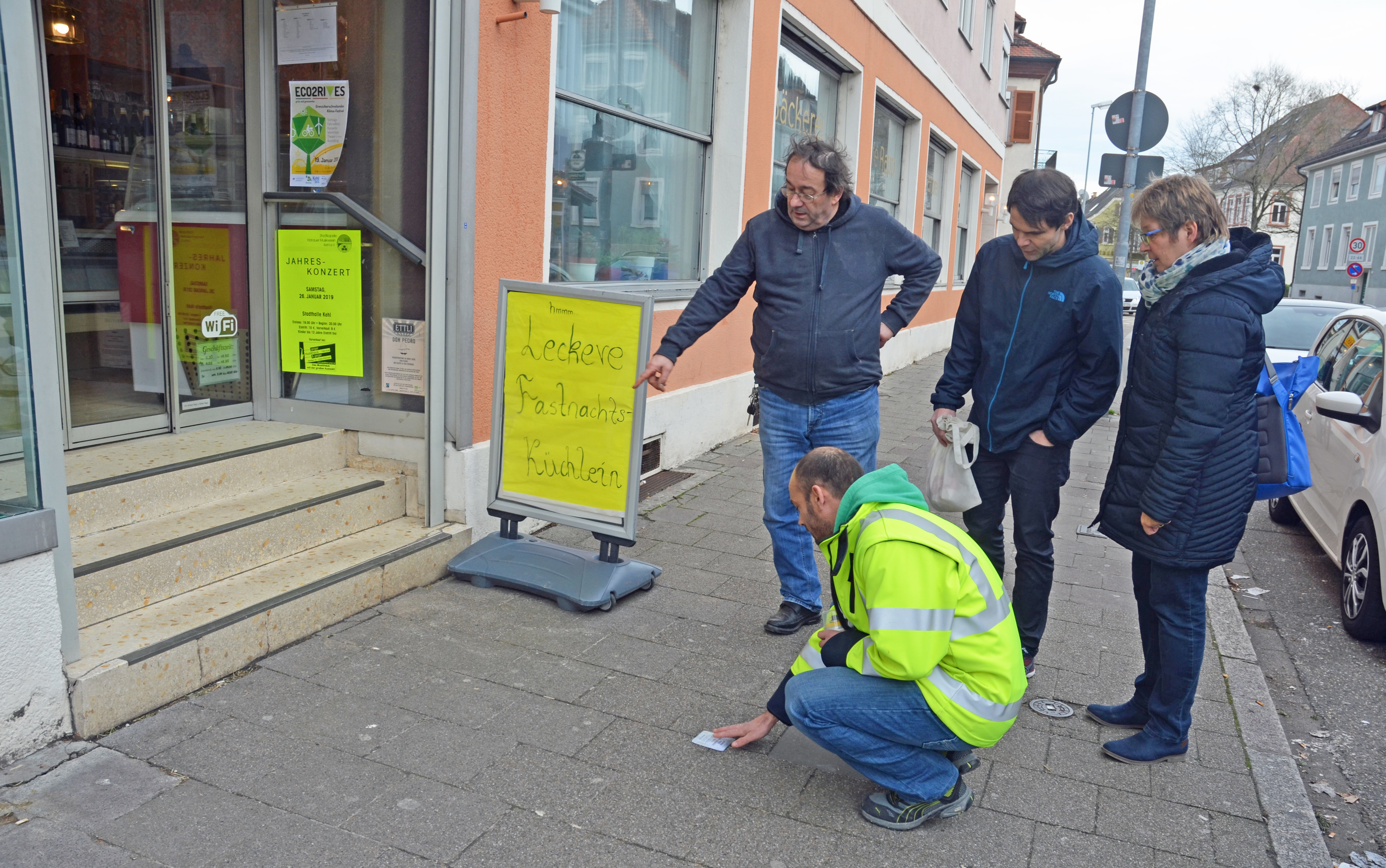 Die Vorbereitung der Stolperstein-Verlegung, der genaue Platz wird festgelegt