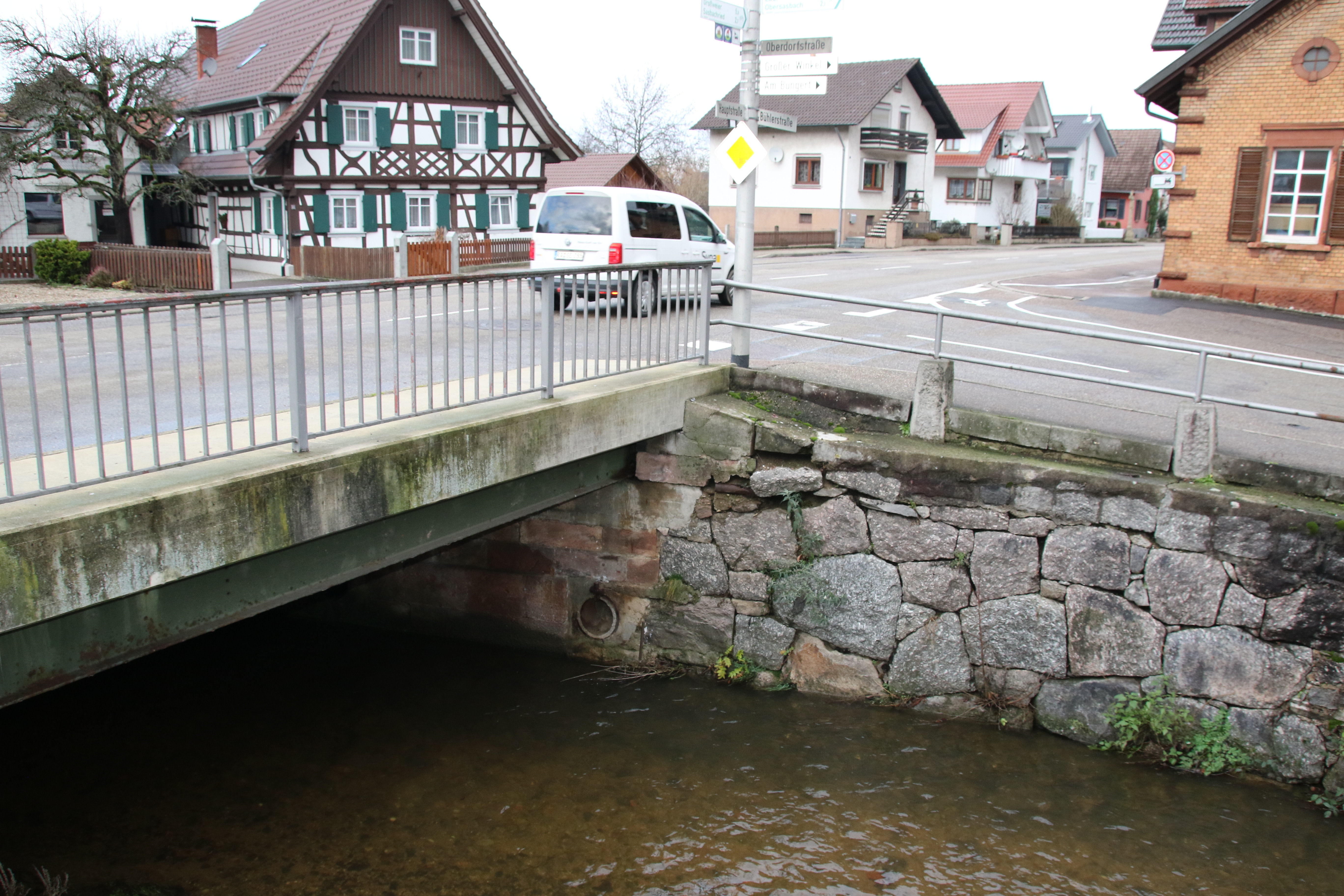 Die Ochsenbrücke über den Sasbach wird komplett neu gebaut, die Verkehrsteilnehmer müssen sich an dieser Stelle auf eine längere Sperrung der Hauptstraße einstellen.