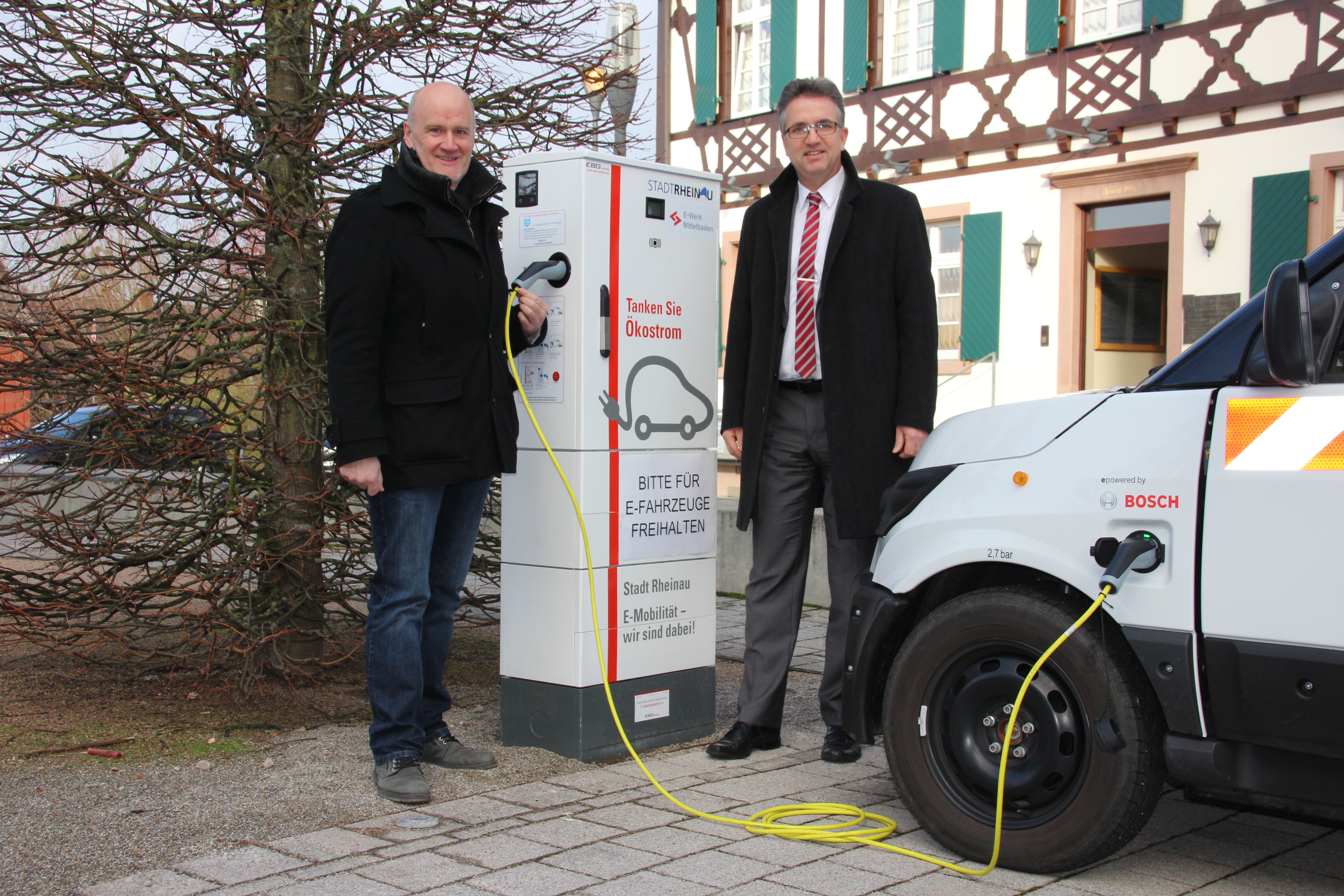 Auch die Stadt Rheinau leistet ihren Beitrag zur Elektromobilität: Ralf Ludwig vom städtischen Bauamt mit Bürgermeister Michael Welsche (r.)