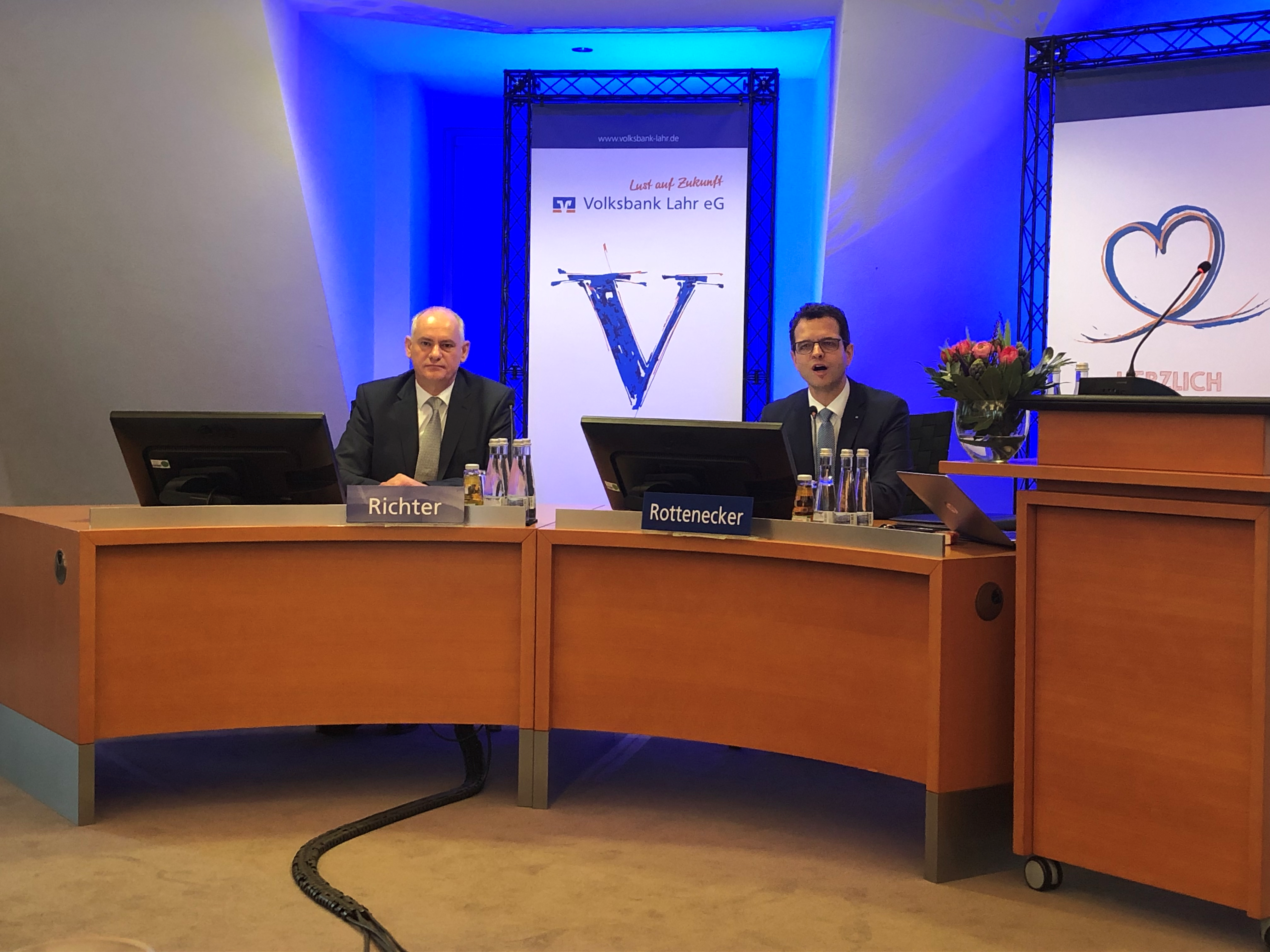 Vorstand Reiner Richter und Vorstandsvorsitzender Peter Rottenecker bei der Bilanzpressekonferenz (v. l.)
