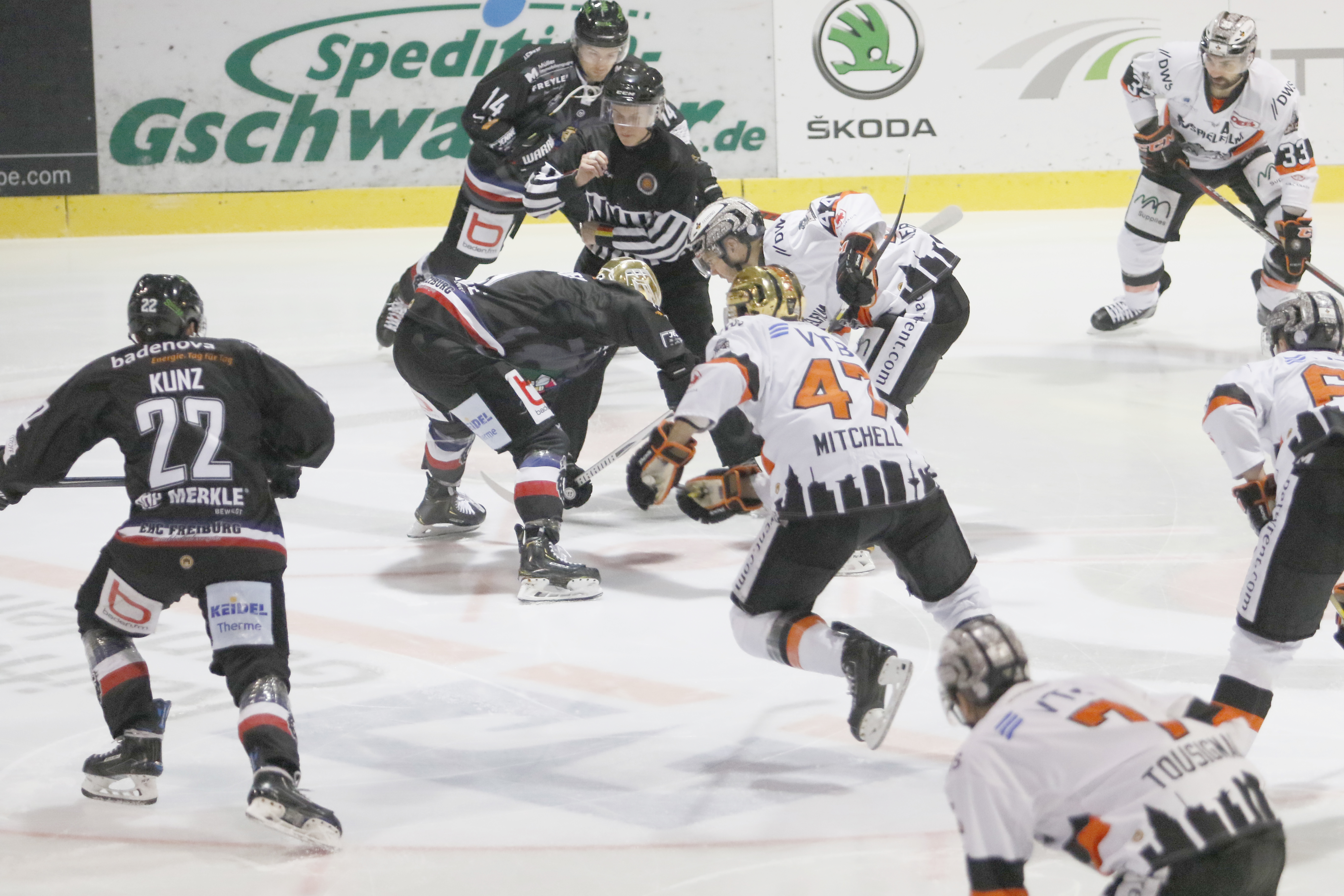 Aller Einsatz war vergebens: Der EHC Freiburg (schwarzes Trikot) verliert bei den Frankfurter Löwen mit 1:4.
