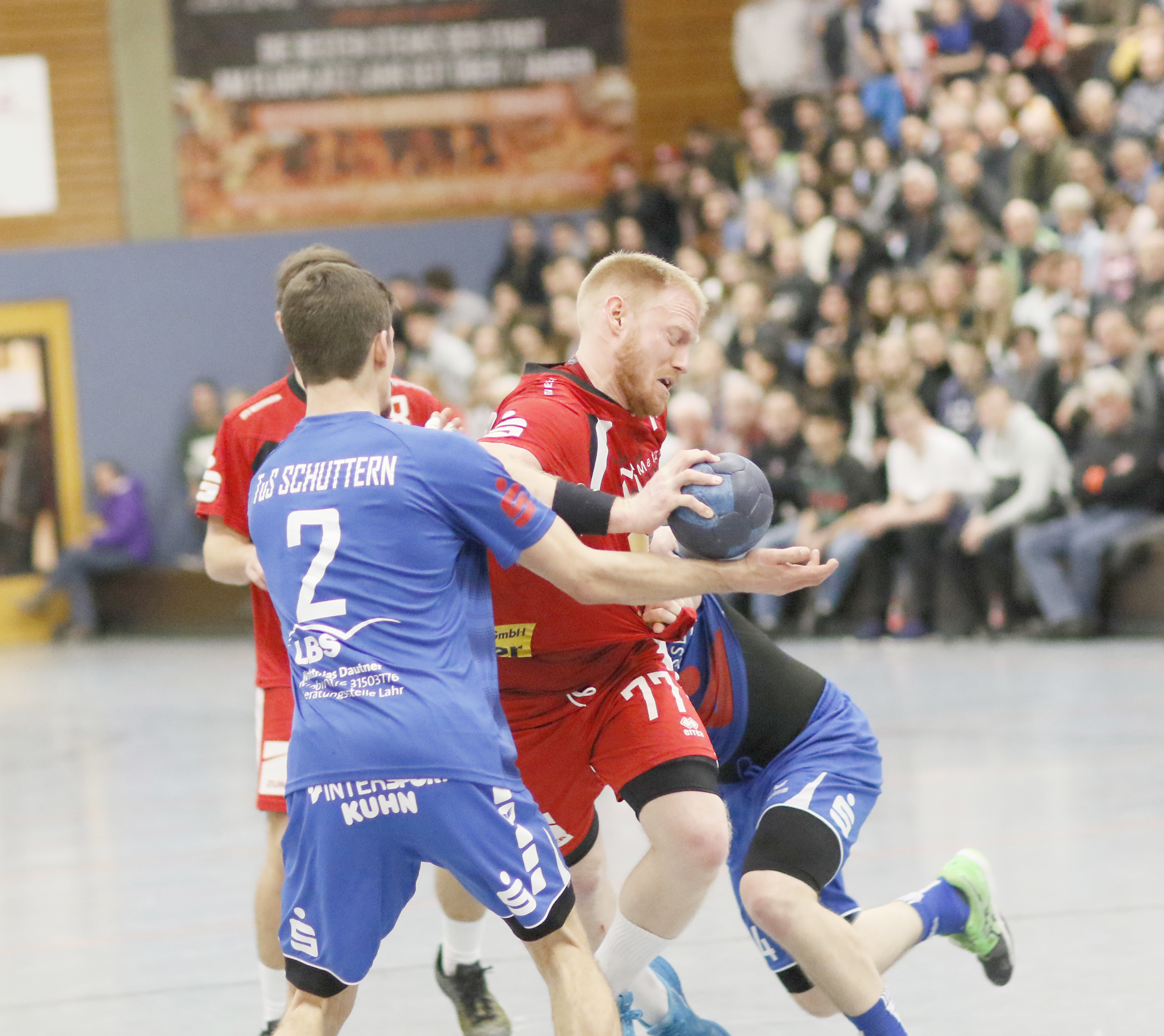 Brisantes Derby: Meißenheims Manuel Hügli (rotes Trikot) ist hier von der Schutterner Abwehr nicht zu stoppen.
