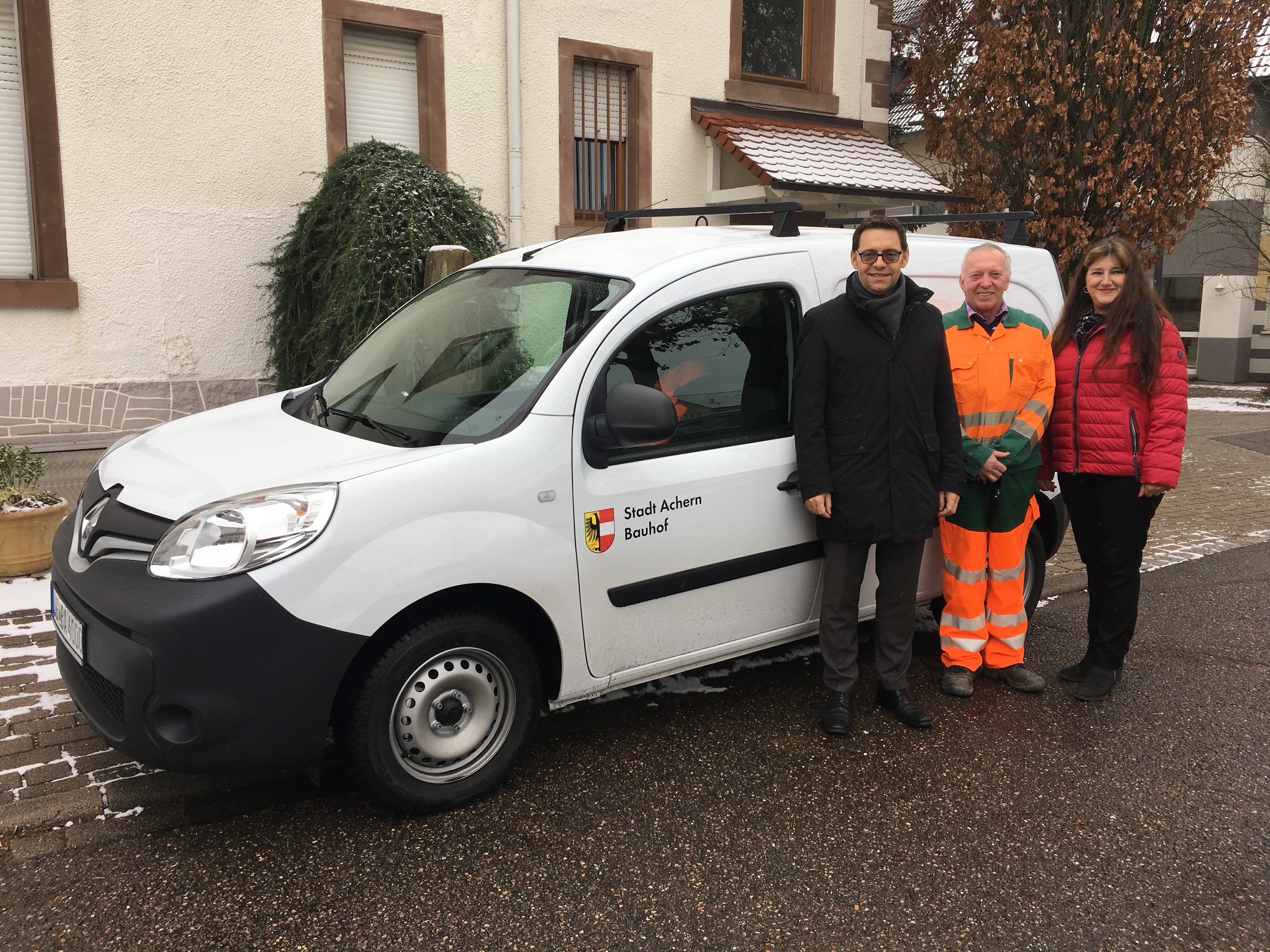 Oberbürgermeister Klaus Muttach (l.) übergibt das neue Fahrzeug an Ortsvorsteherin Gabi Bär (r.) und Stadtteilarbeiter Karl Bürk.