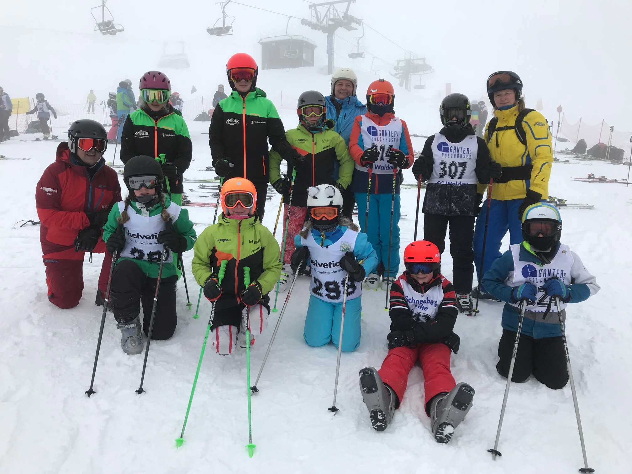 Das Skiteam des RGG mit ihren Betreuern: Paul, Franka, Fabian, Nils, Luise, Franziska, Henrik, Nina, Lenny und Tim mit ihren Betreuern