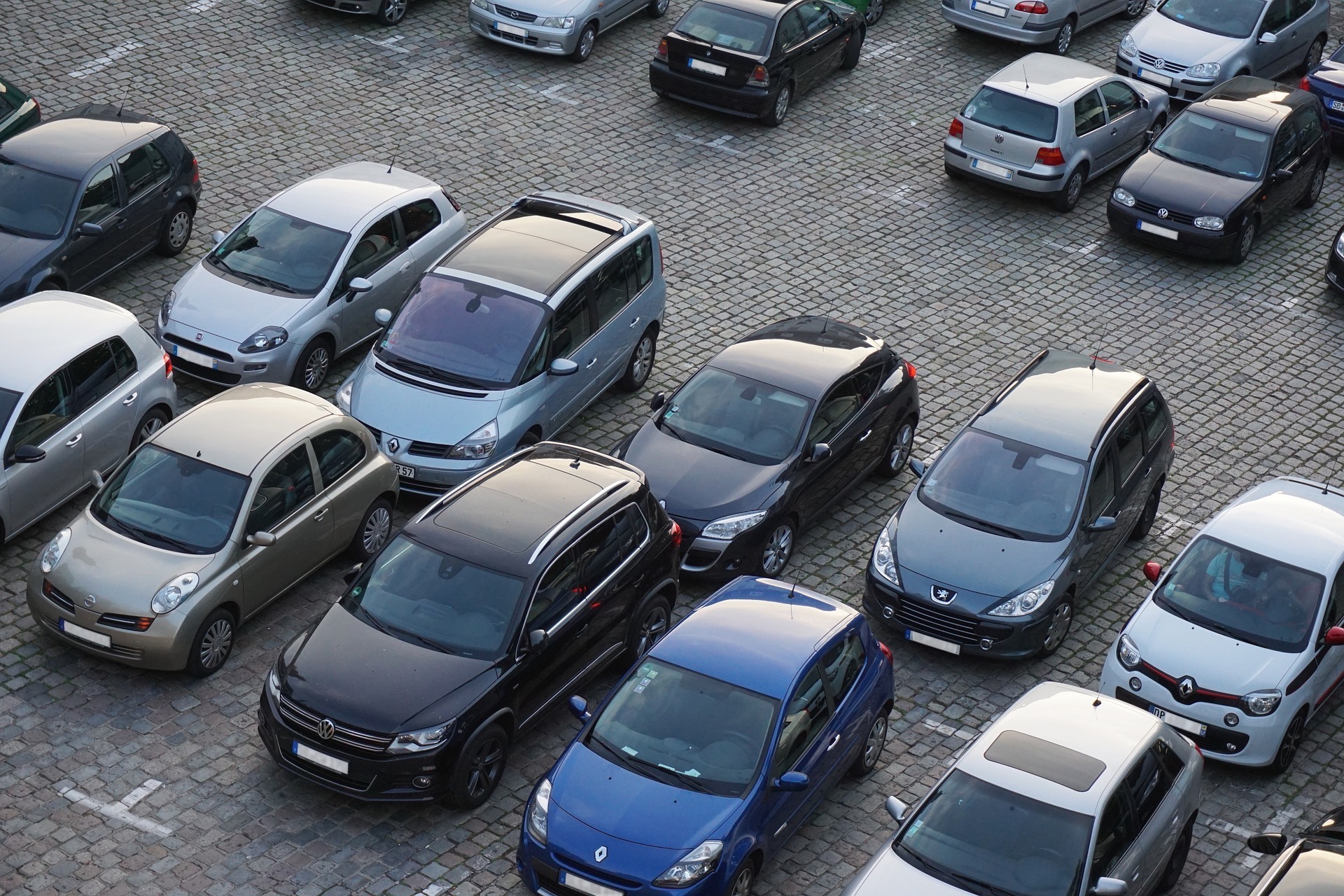 Autos soweit das Auge reicht: Auf einem Parkplatz ist nahezu kein freier Stellplatz mehr.