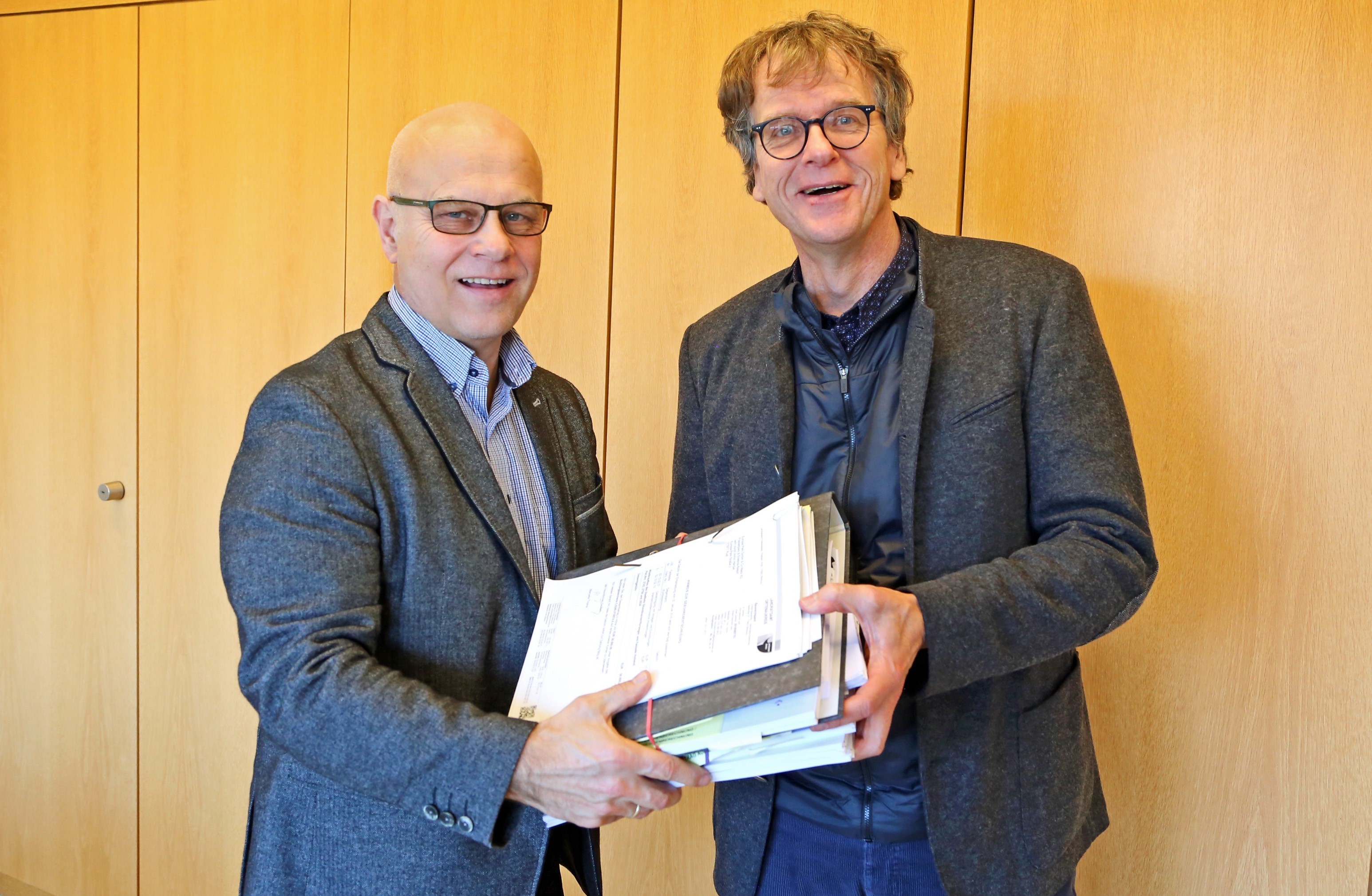 Michael Loritz (l.), Dezernent für Infrastrukturen des Ortenaukreises, übergibt die Genehmigung zum Wiederaufbau des skandinavischen Themenbereichs an Park-Justiziar Michael Thoma.