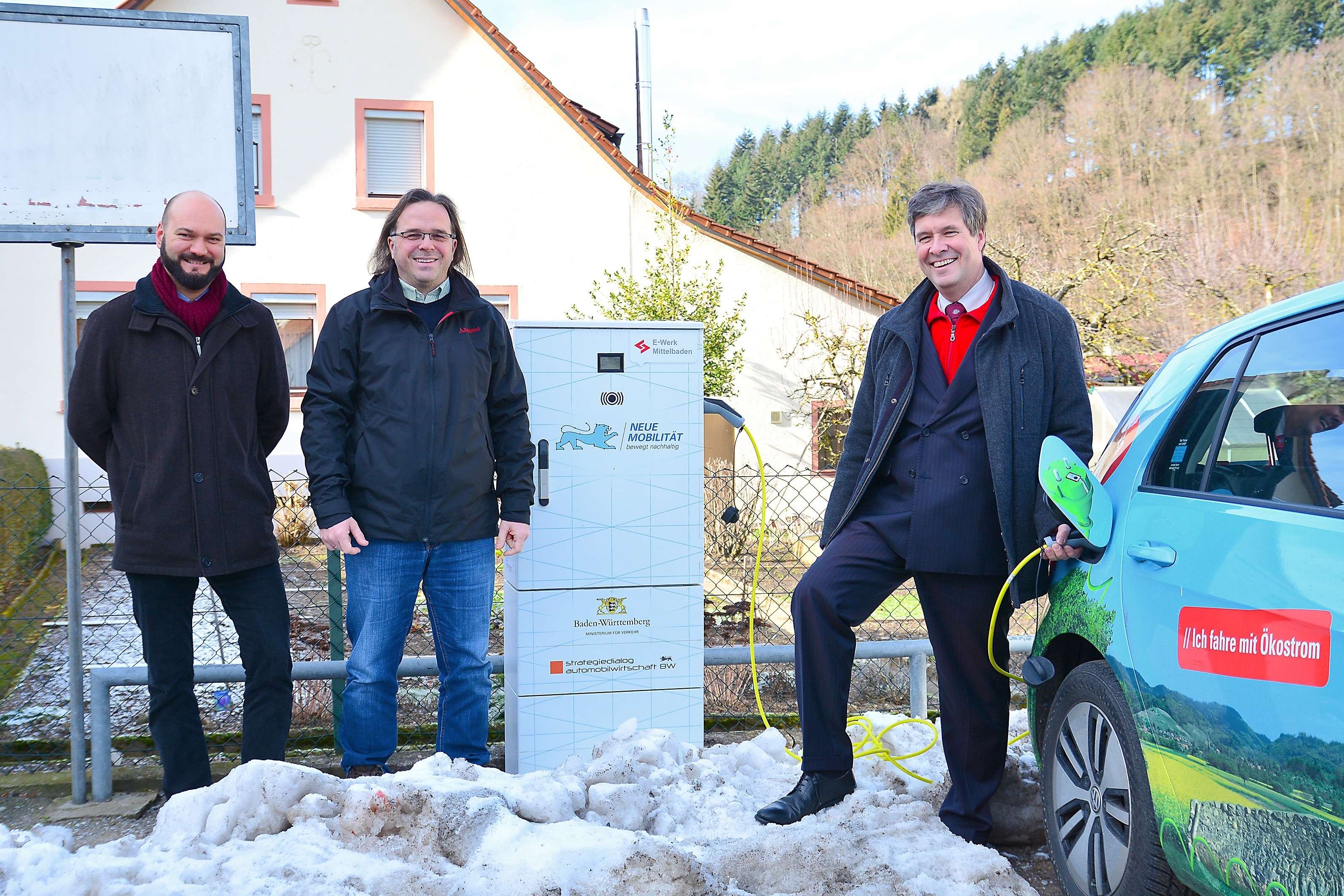 Michael Mathuni (links), E-Werk Mittelbaden, Bürgermeister Carsten Gabbert und Dr. Ulrich Kleine, Vorstand E-Werk Mittelbaden testen die neue Ladestation.