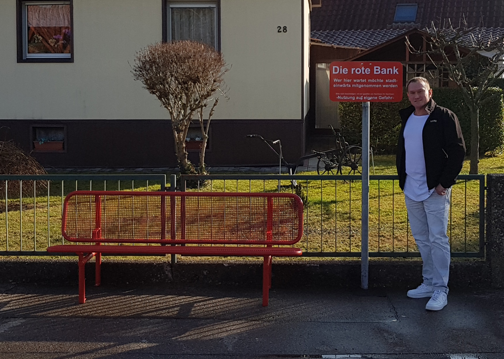 Das rote Mitnahmebänkle steht seit Mittwoch in Hildboltsweier.