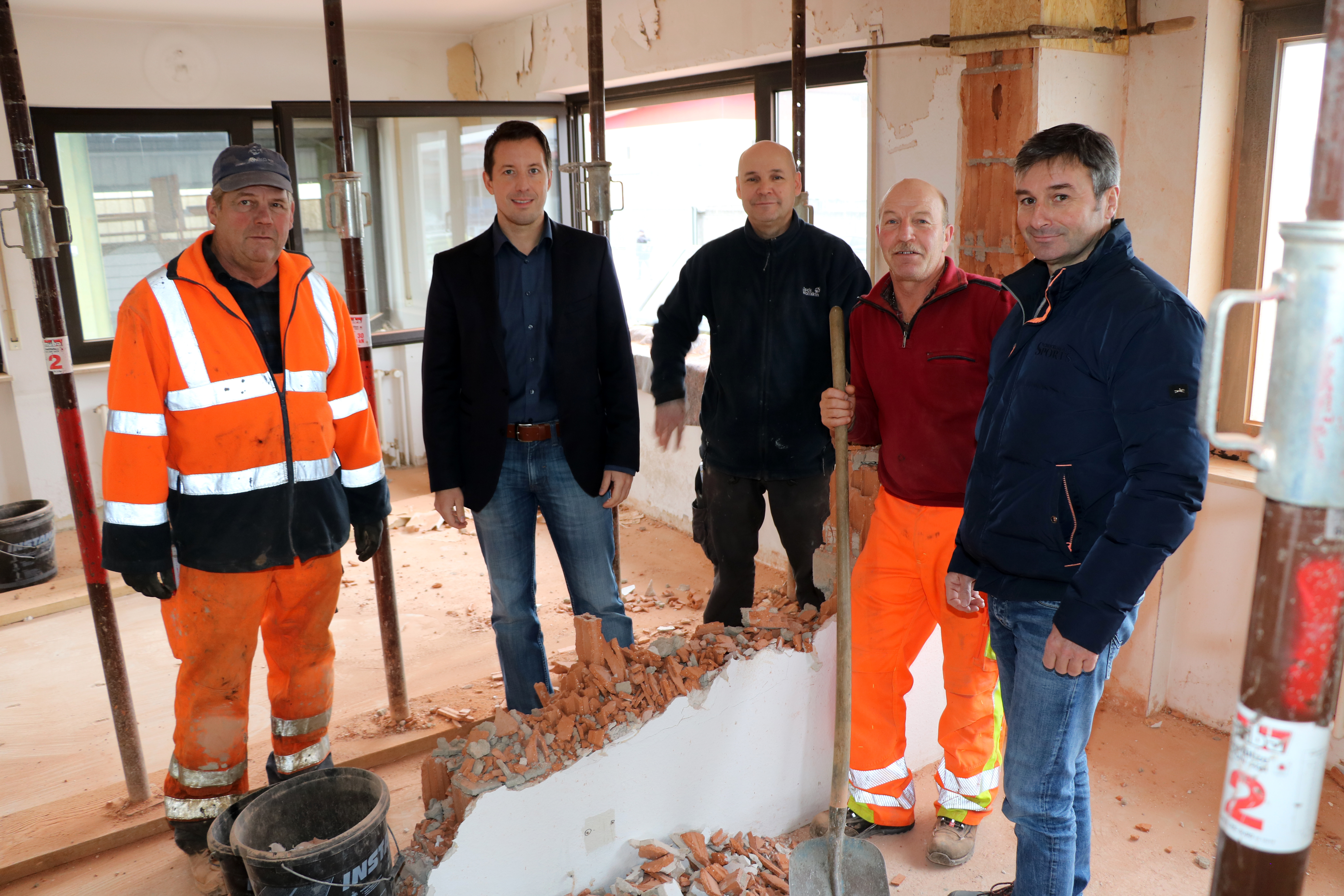 Bürgermeister Manuel Tabor (2. v. l.) macht sich vor Ort ein Bild vom Fortschritt der Bauarbeiten. Ganz rechts Uli Brudy vom Bauamt sowie Mitarbeiter des Bauhofs