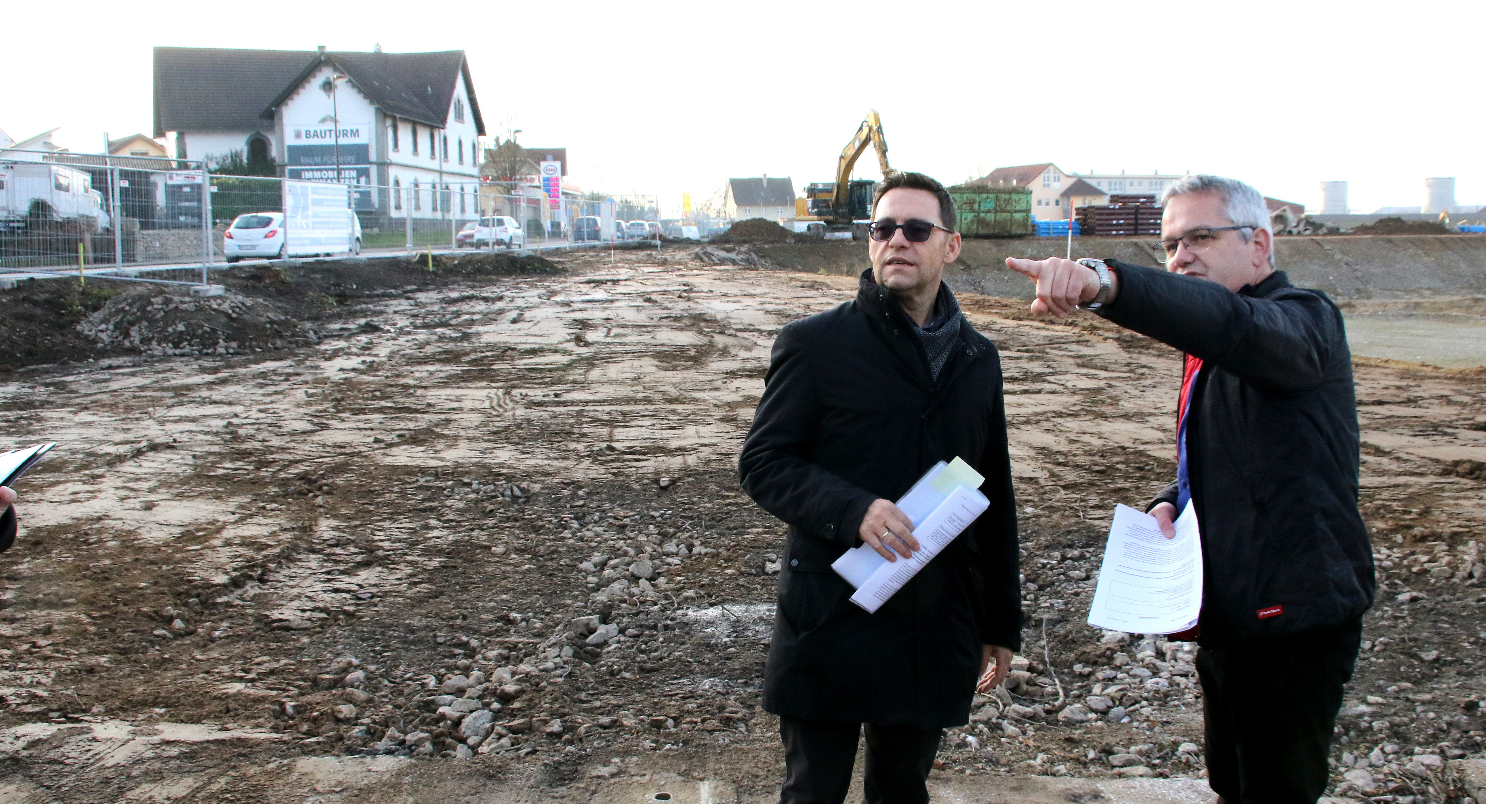 Oberbürgermeister Klaus Muttach (l.) begutachtet mit Stefan Gigl, Leiter der Projektplanung von der Karl-Gruppe, das Areal. In einem Jahr könnten die ersten Häuser gebaut werden.