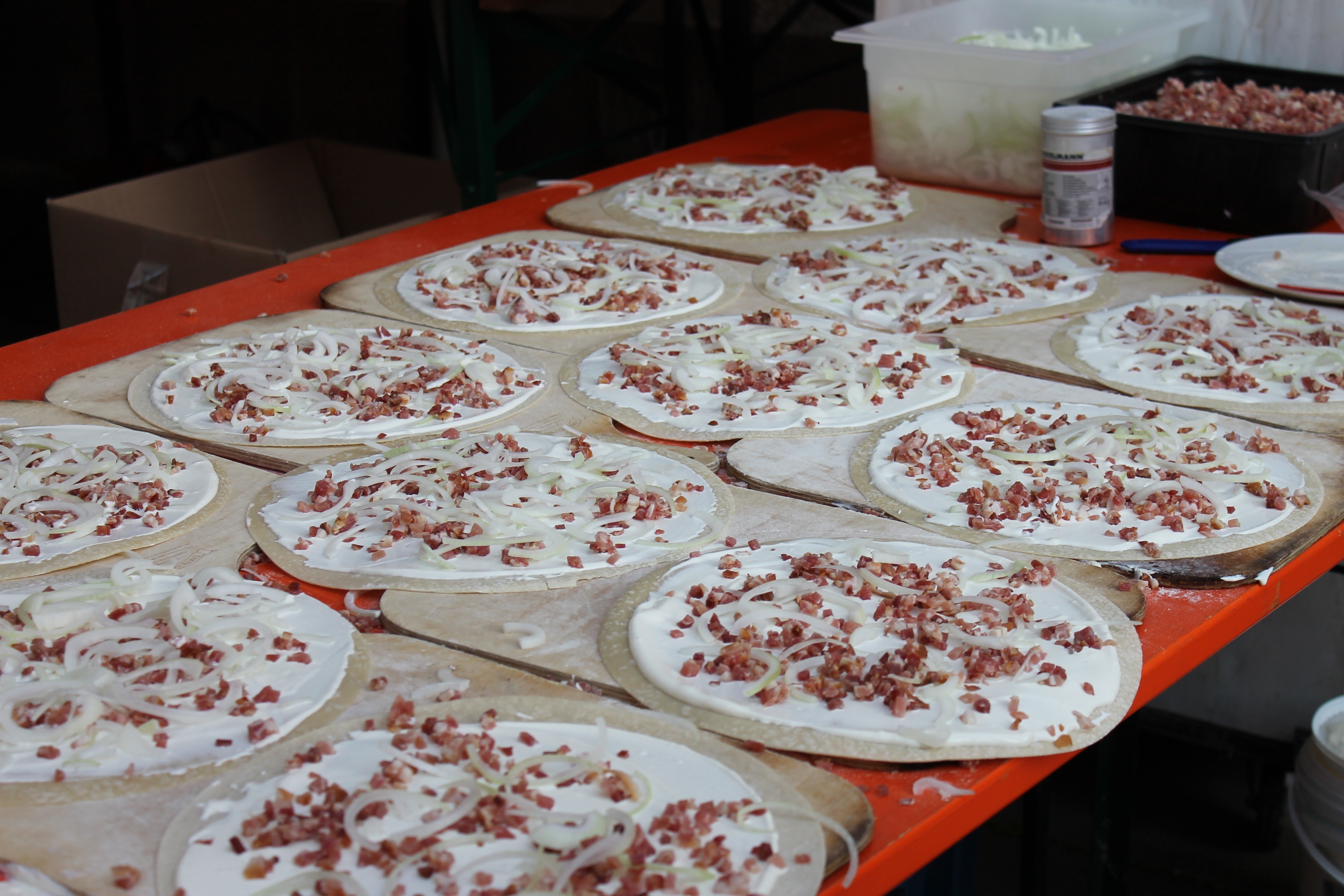 Der klassische Flammkuchen erfreut sich im Elsass nicht nur bei Touristen großer Beliebtheit.