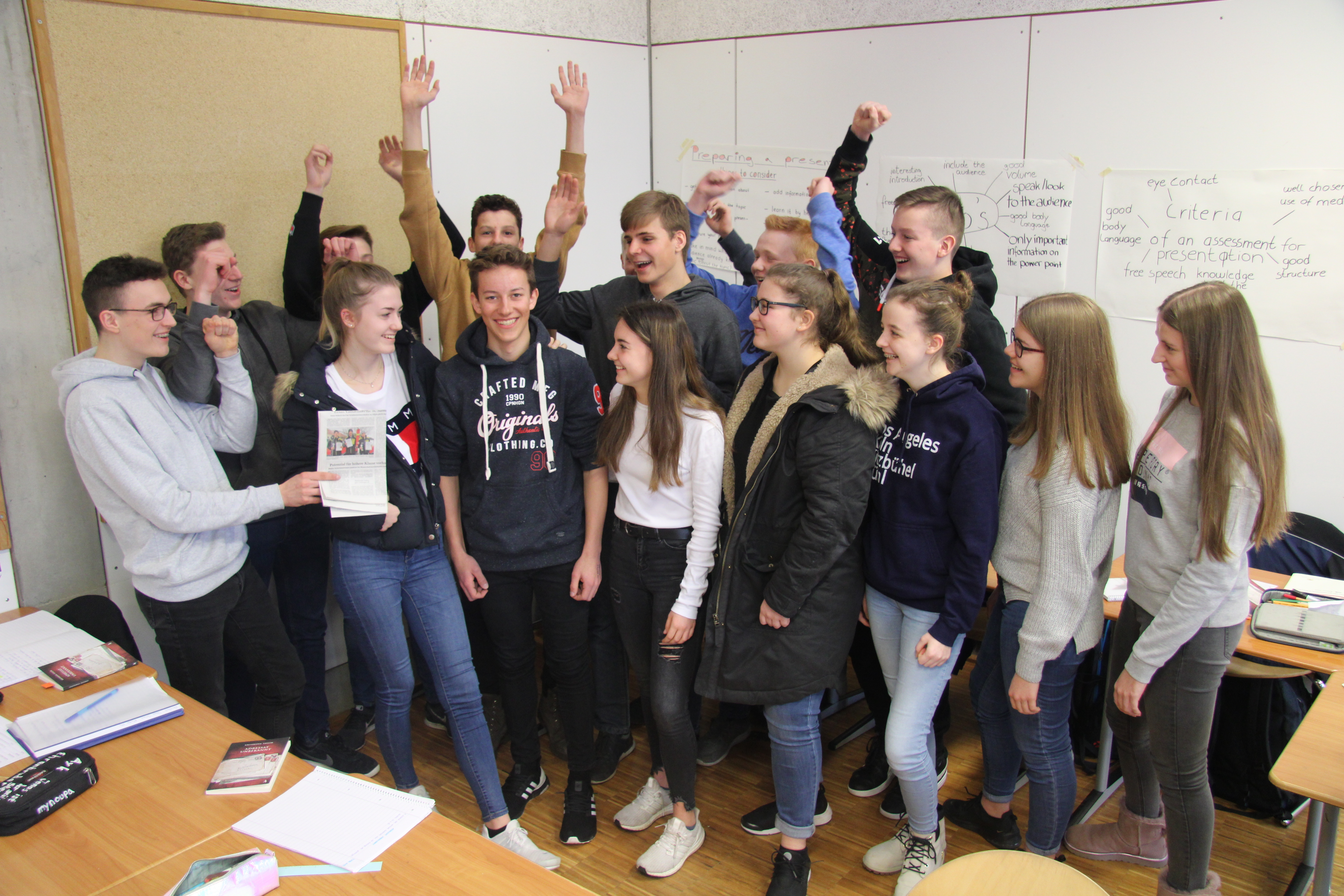 Ehre wem Ehre gebührt: Jonas Schoch (M.) freut sich über den Jubel seiner Mitschüler.