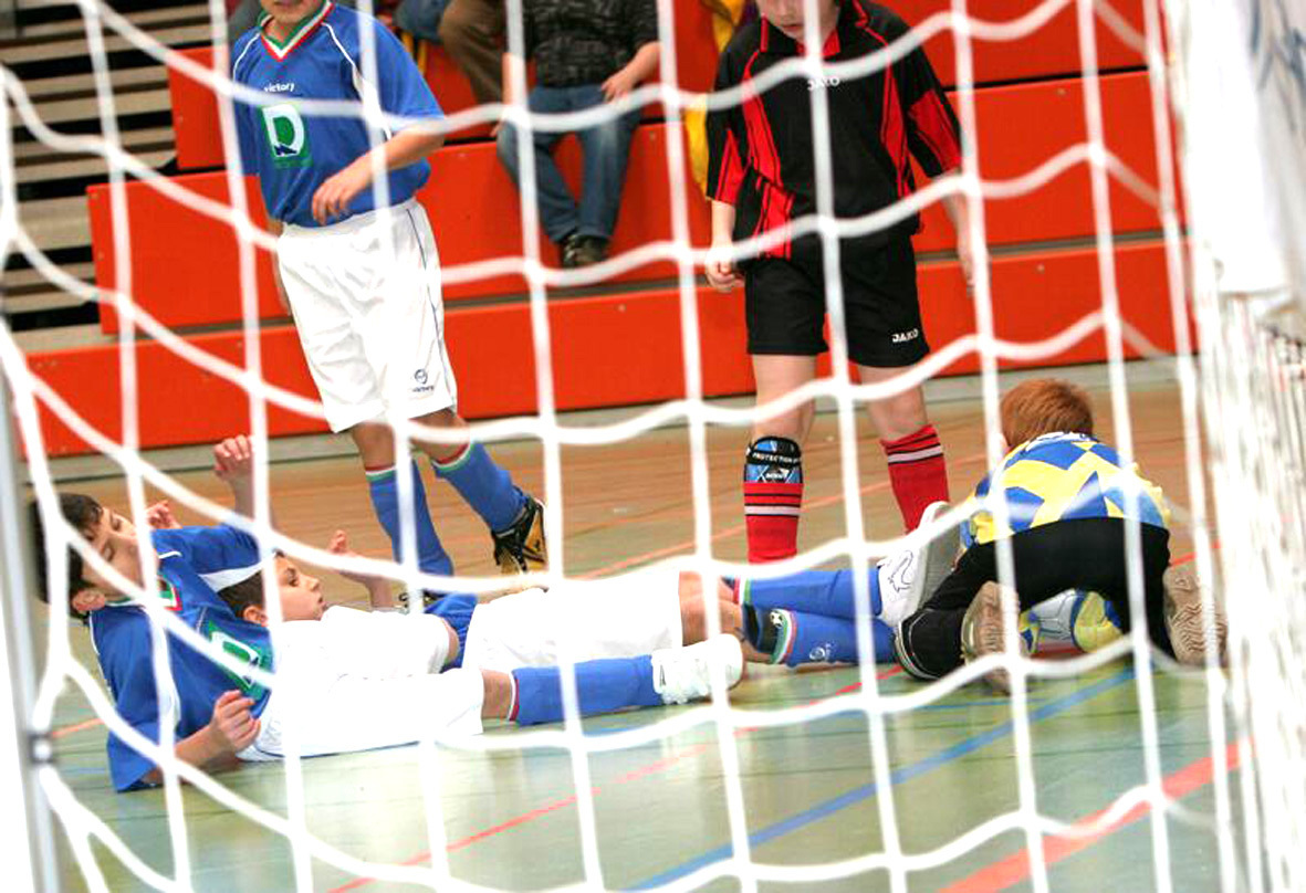 Bei den Offenburger Stadtmeisterschaften wird eifrig um jeden Ball gekämpft.