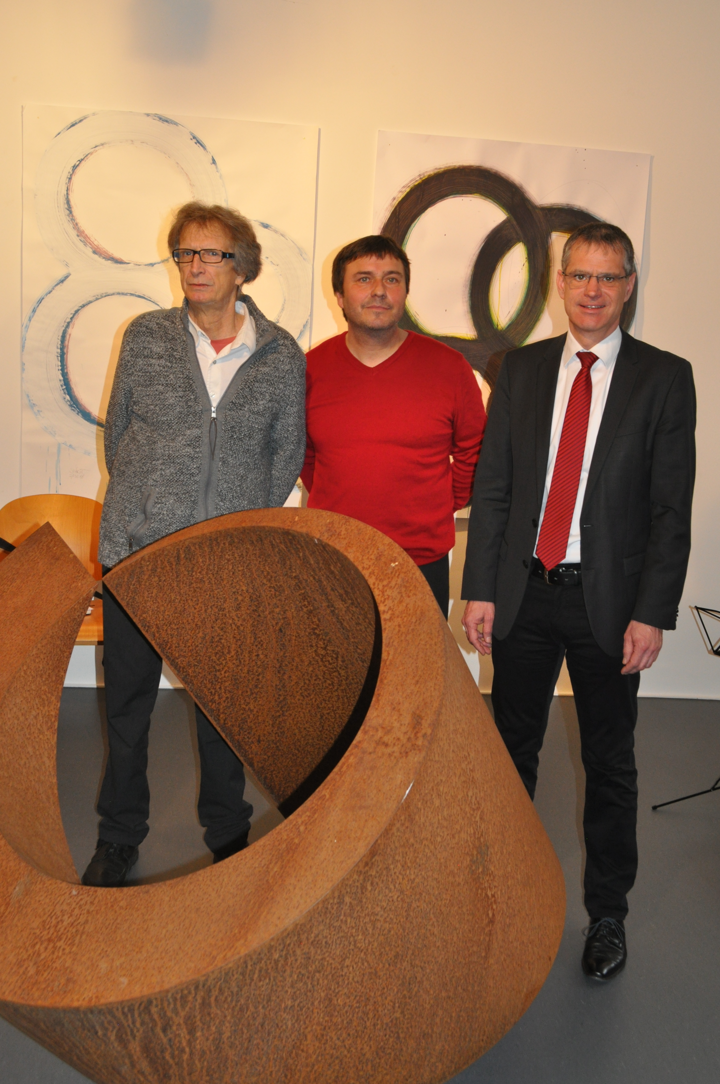 Unser Foto zeigt (v. l.): Kurator Rainer Braxmaier, Rüdiger Seidt und Bürgermeister Christoph Lipps bei der Vernissage gestern Vormittag.